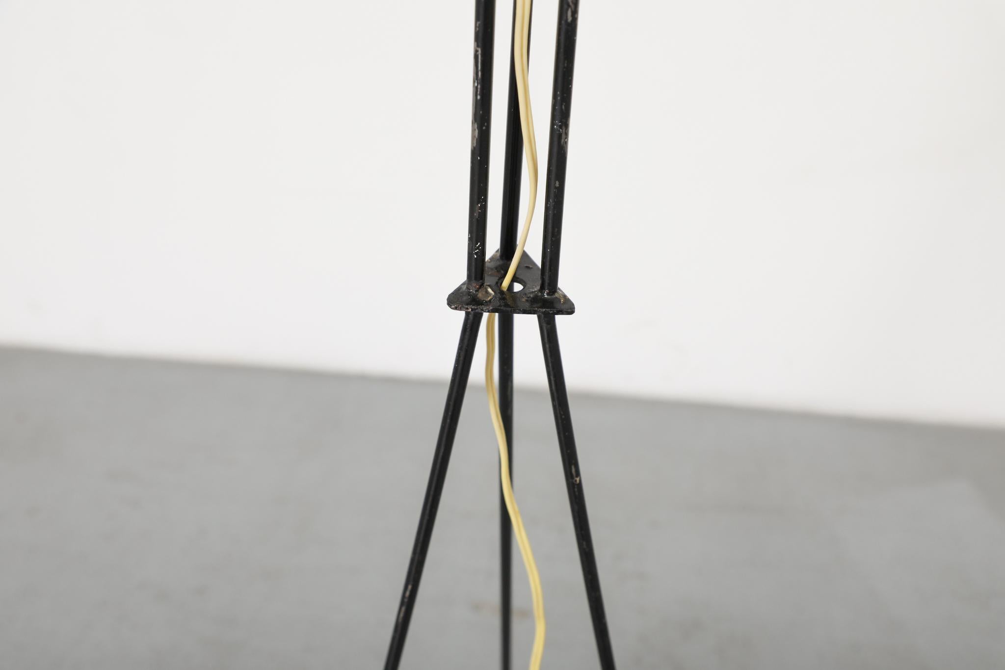 Lampada da terra in filo metallico di metà secolo con ripiano per piante in vendita 3