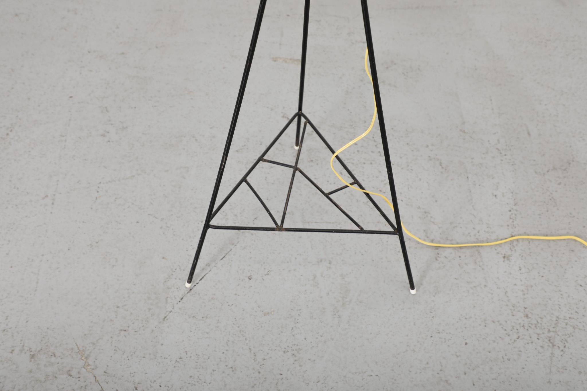 Lampada da terra in filo metallico di metà secolo con ripiano per piante in vendita 4
