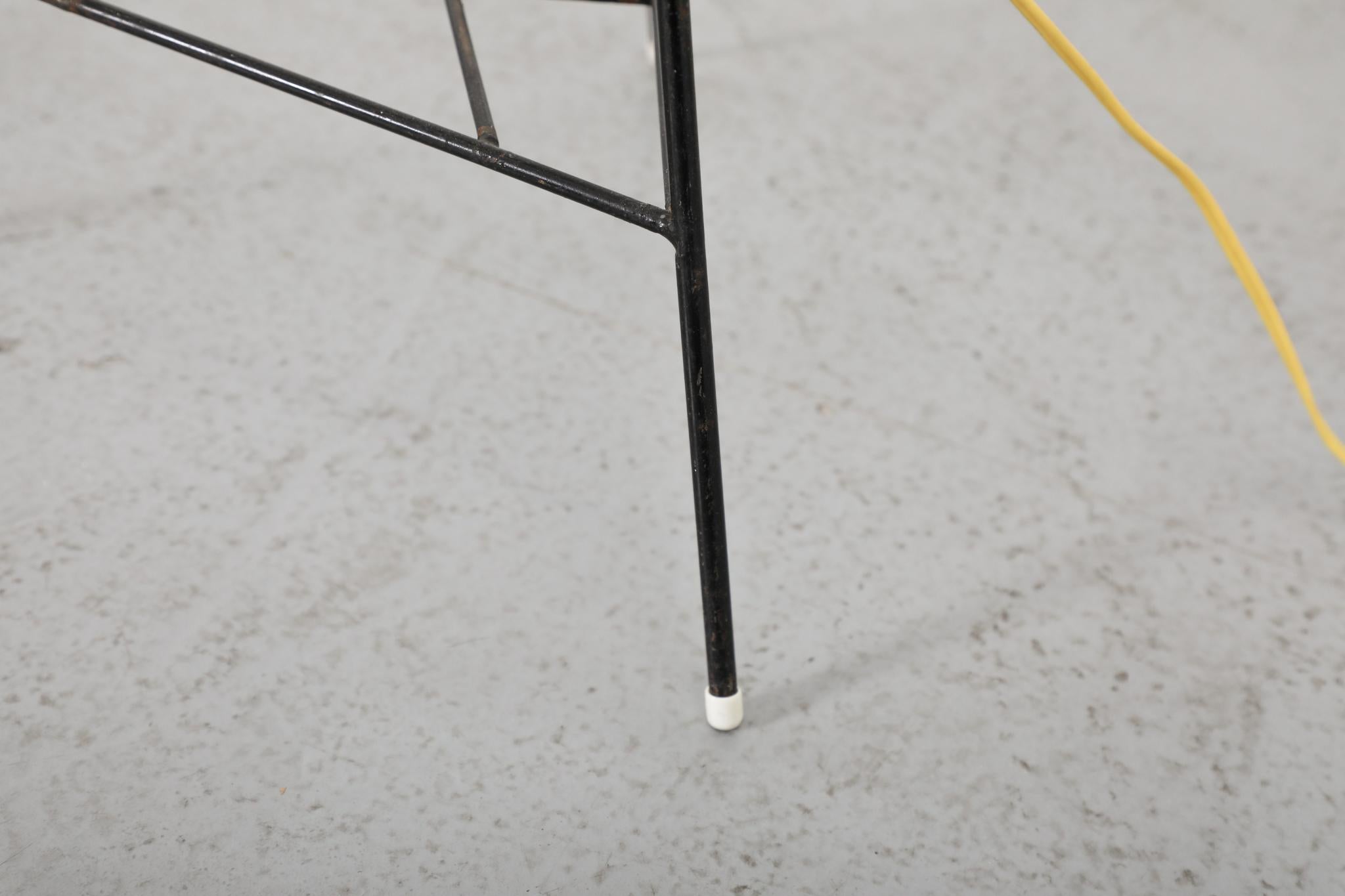 Lampada da terra in filo metallico di metà secolo con ripiano per piante in vendita 6