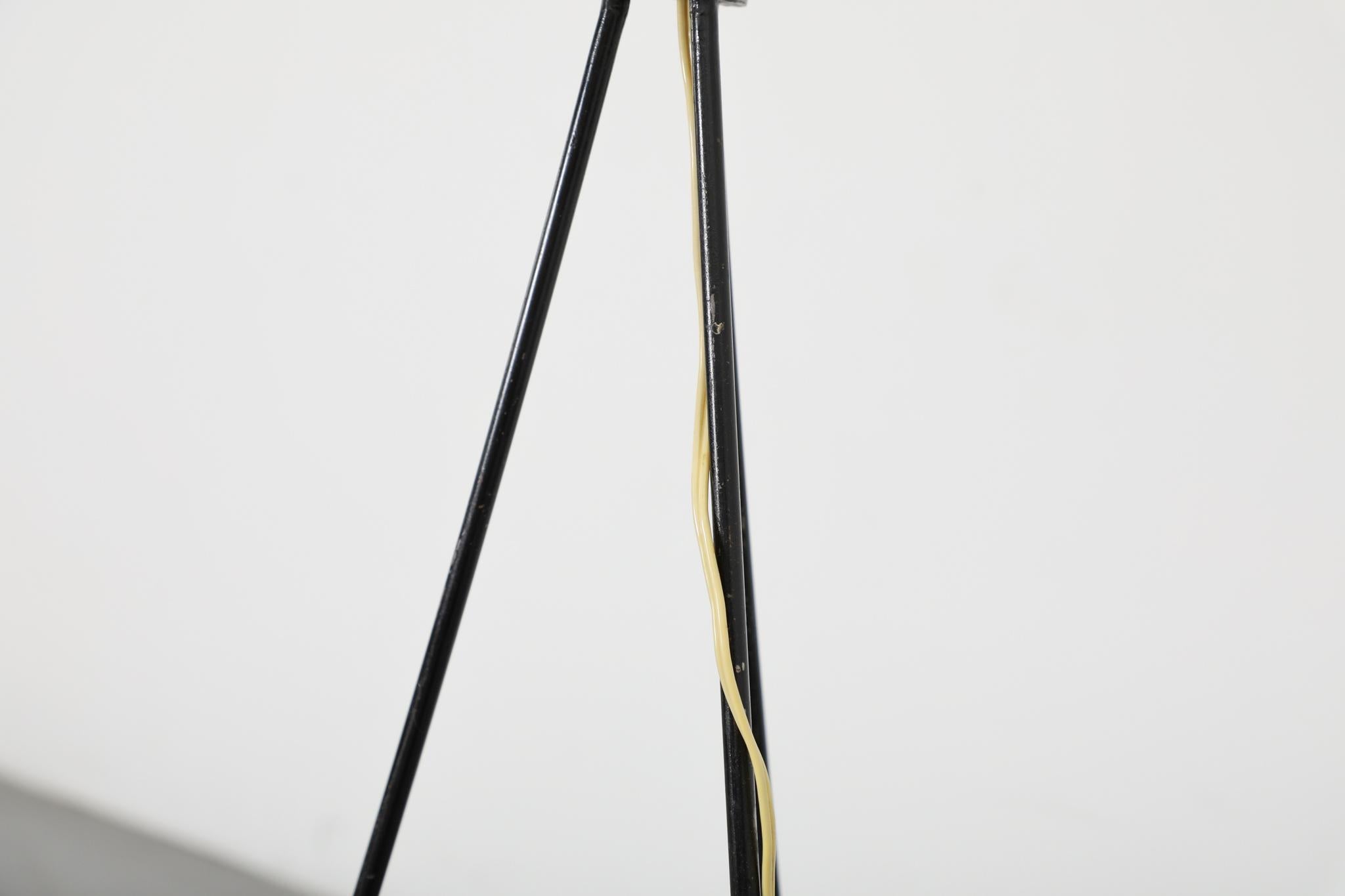 Lampada da terra in filo metallico di metà secolo con ripiano per piante in vendita 7