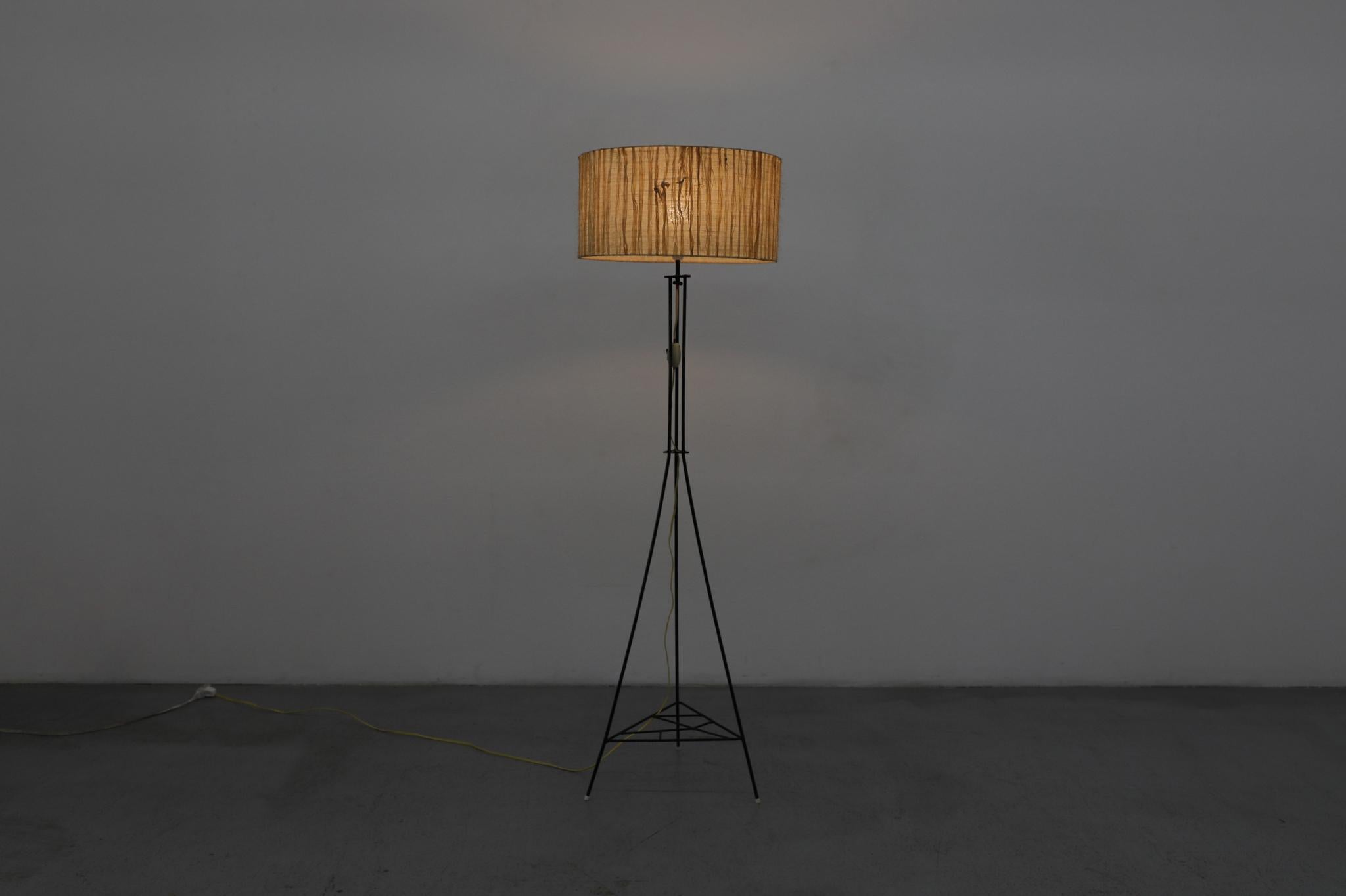 Una bella lampada da terra in filo metallico minimalista del Mid-Century che incarna l'ingegnosità e il design pulito dell'epoca. La lampada è dotata di un esclusivo ripiano per piante integrato, che combina una fonte di luce funzionale con un