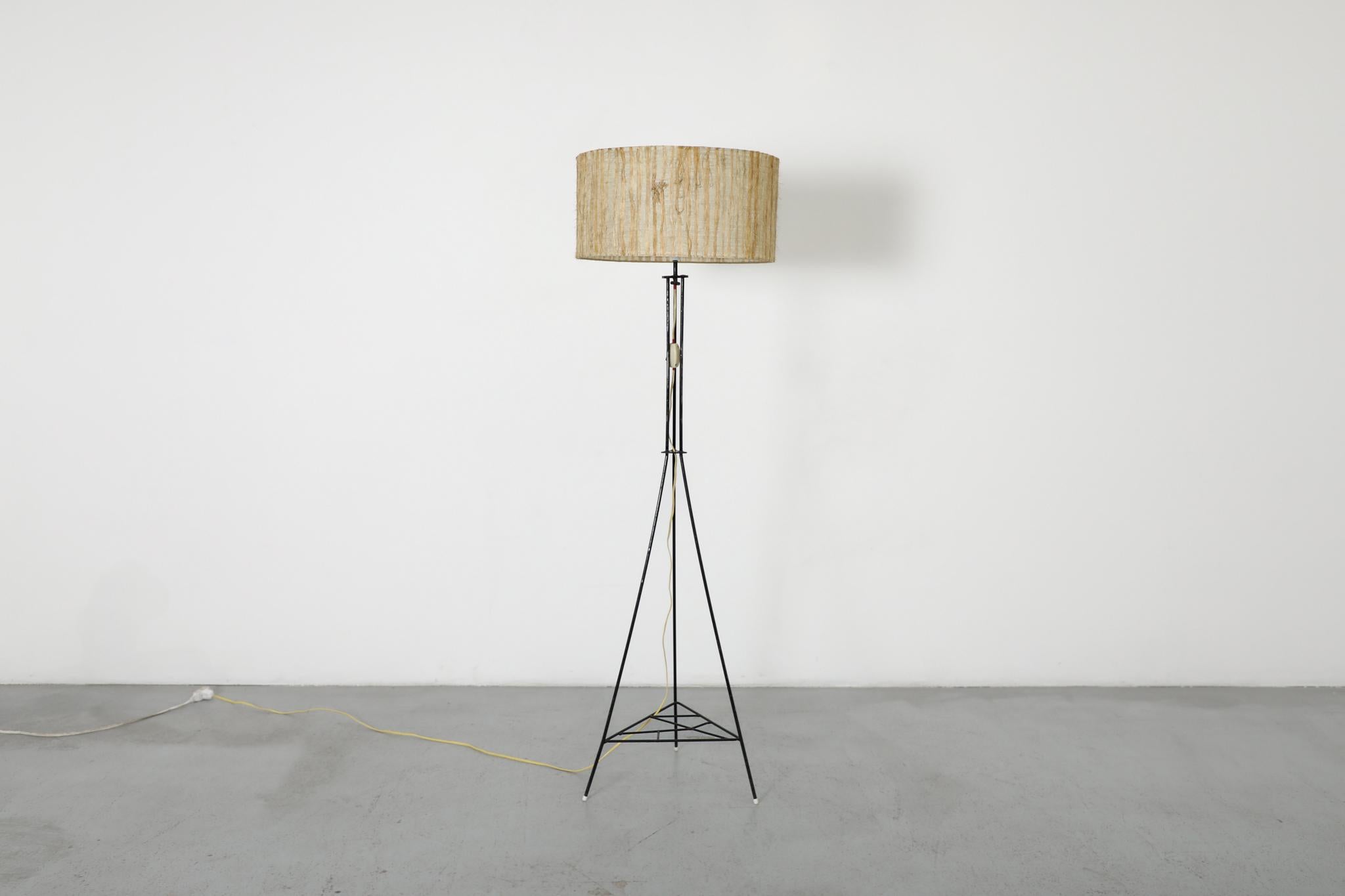 Mid-Century moderno Lampada da terra in filo metallico di metà secolo con ripiano per piante in vendita