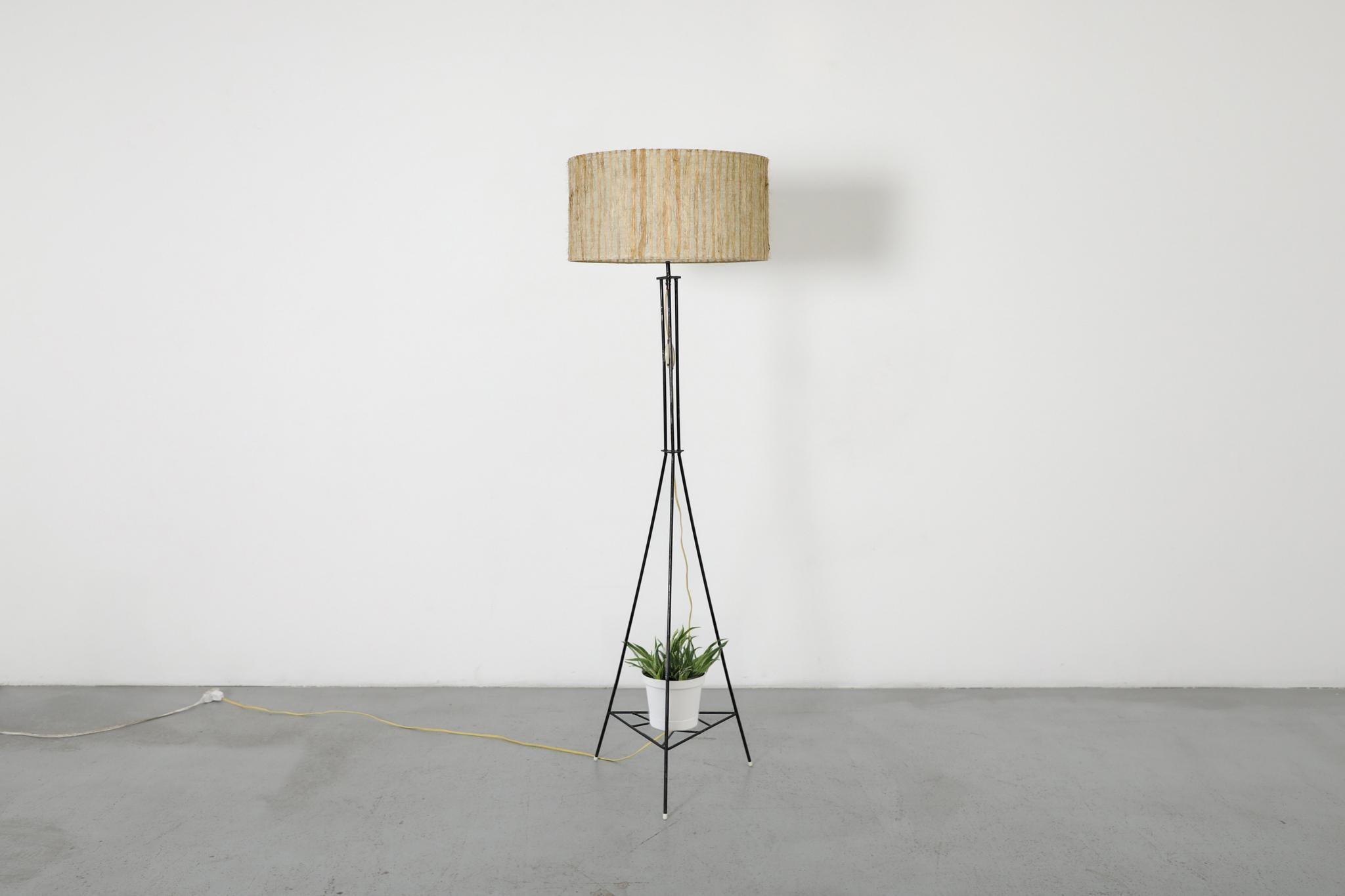 Lampada da terra in filo metallico di metà secolo con ripiano per piante In condizioni buone in vendita a Los Angeles, CA