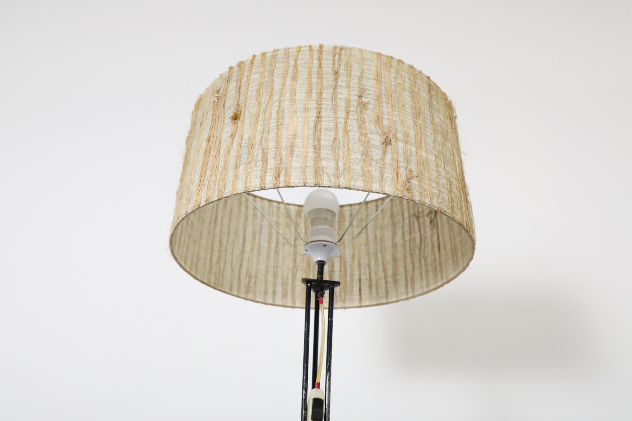 Lampada da terra in filo metallico di metà secolo con ripiano per piante in vendita 1