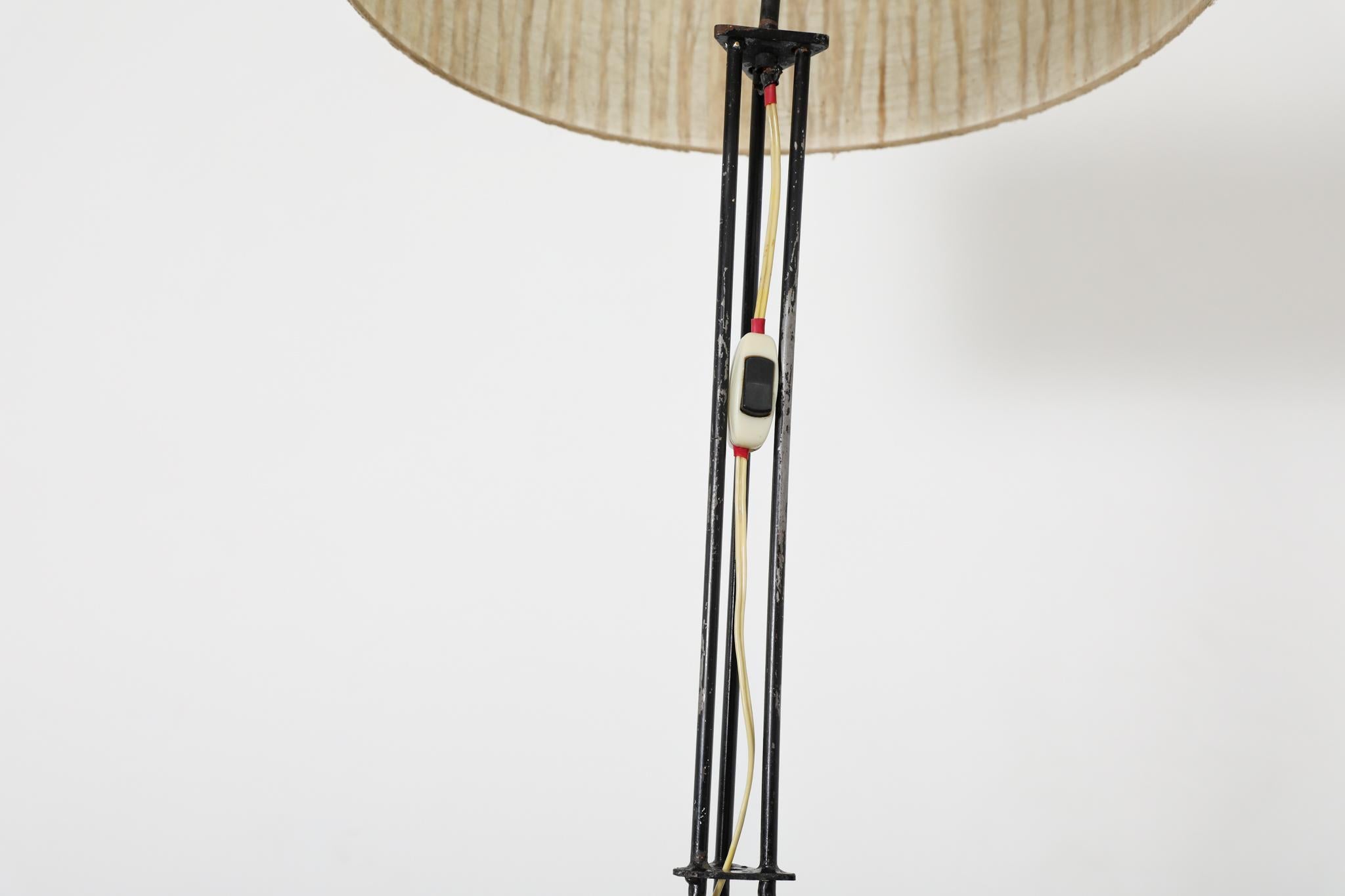 Lampada da terra in filo metallico di metà secolo con ripiano per piante in vendita 2