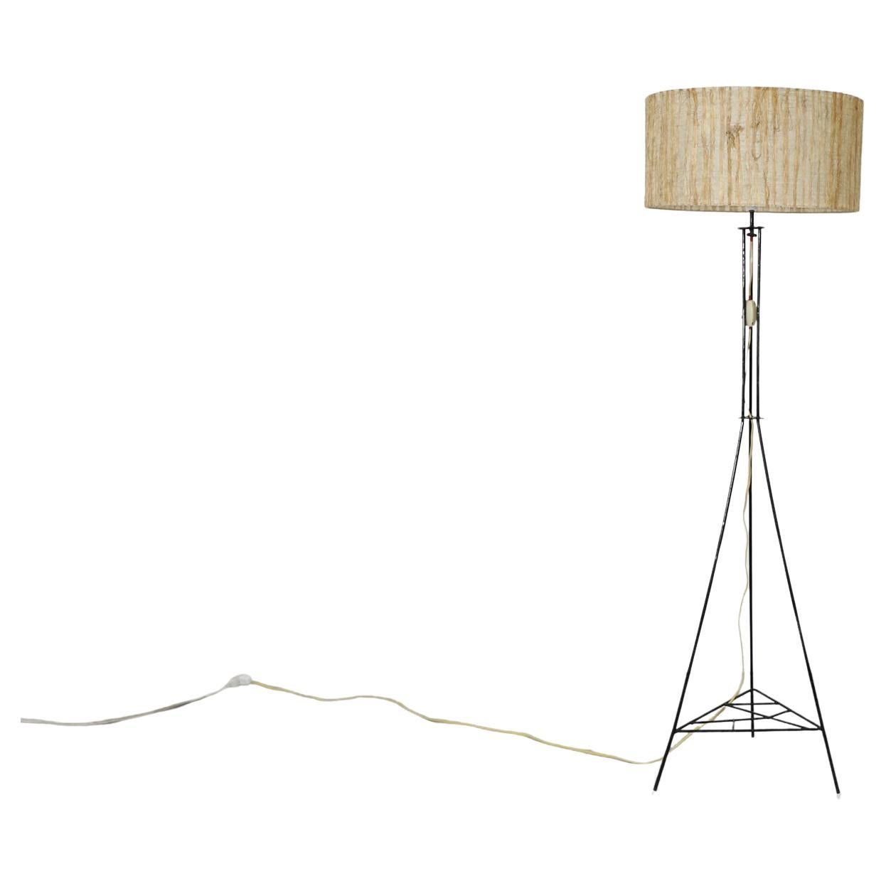 Lampada da terra in filo metallico di metà secolo con ripiano per piante in vendita