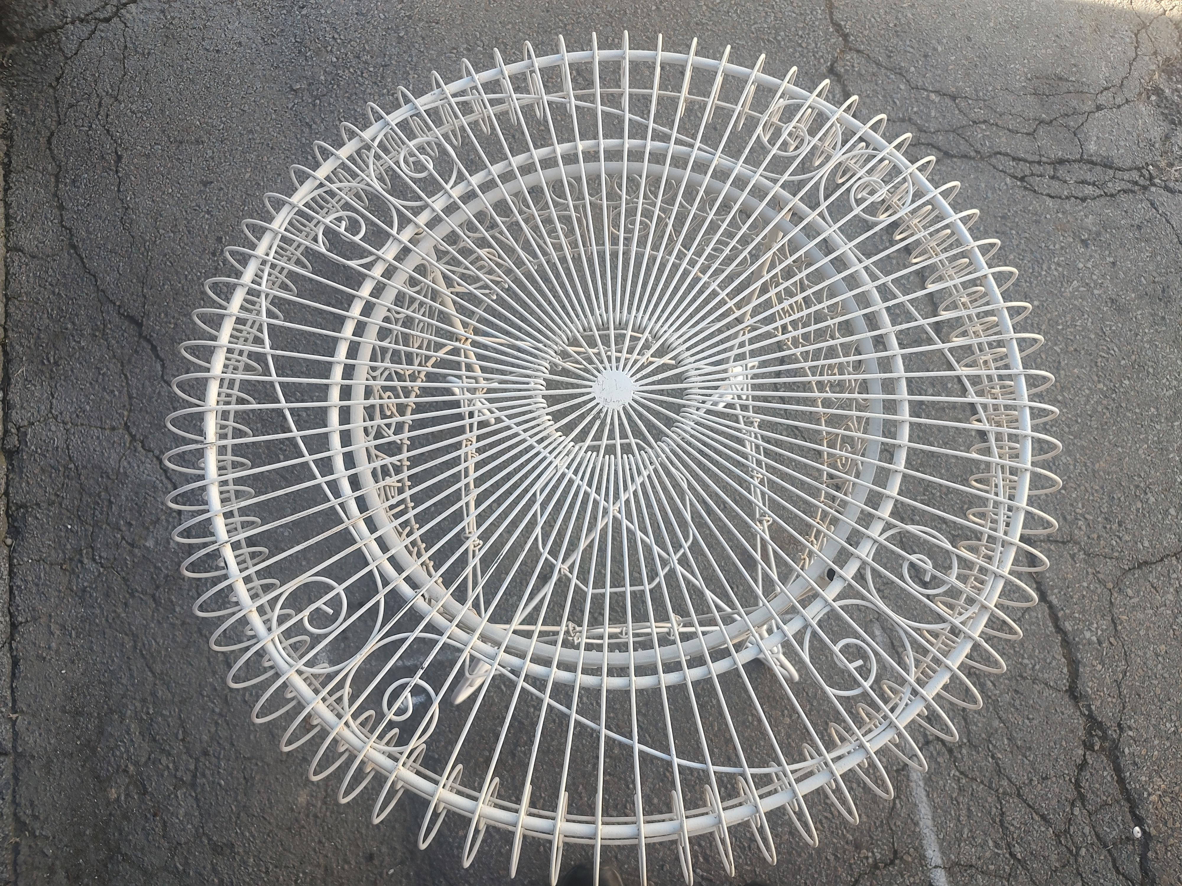 Mid Century Wire Garden Patio Esstisch mit Glasplatte im Angebot 1