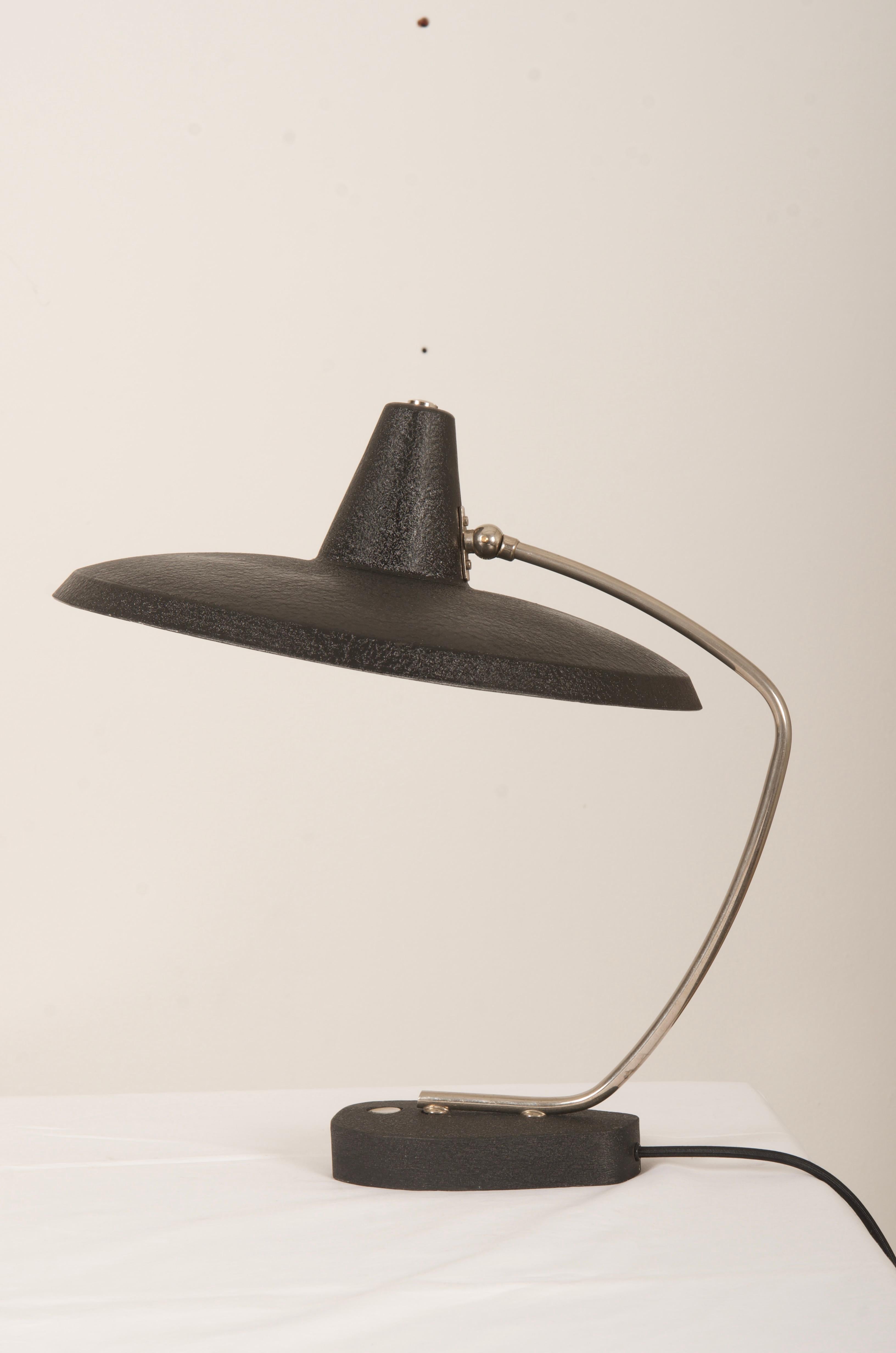 Mid-Century Witch Hut Tischlampe aus Messing/Steel (Moderne der Mitte des Jahrhunderts) im Angebot