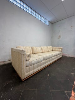 Sofá esmoquin con base de zócalo W. & J. Sloane de mediados de siglo