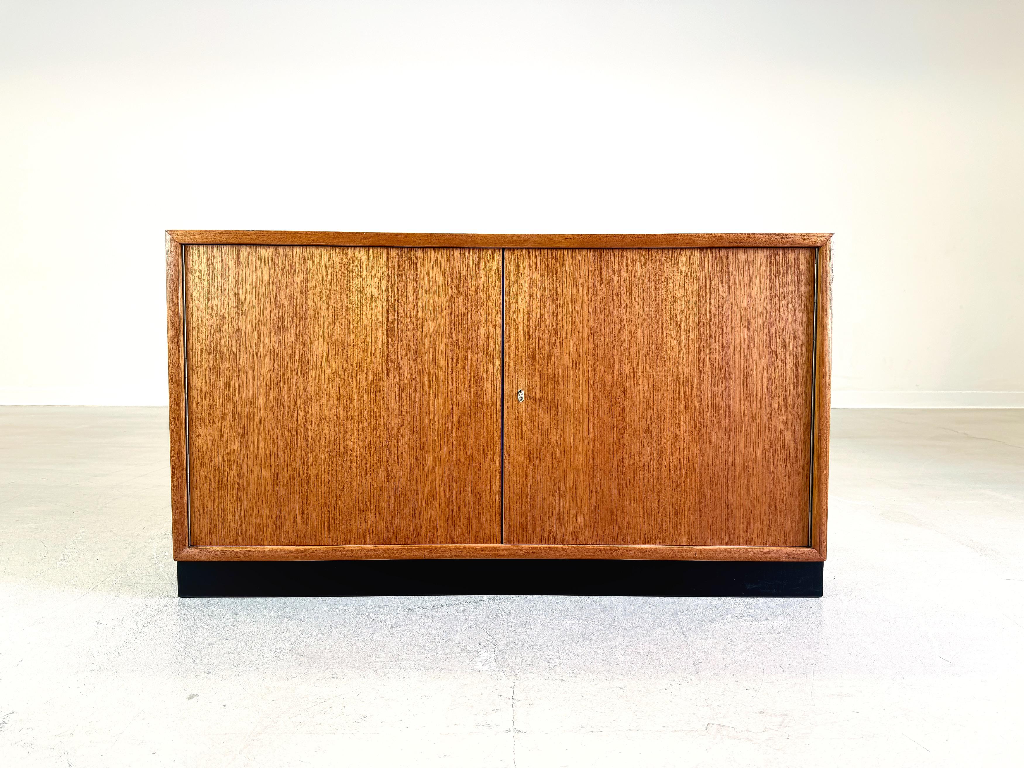 Mid Century WK furniture teca cómoda aparador mueble vintage Moderno de mediados de siglo en venta