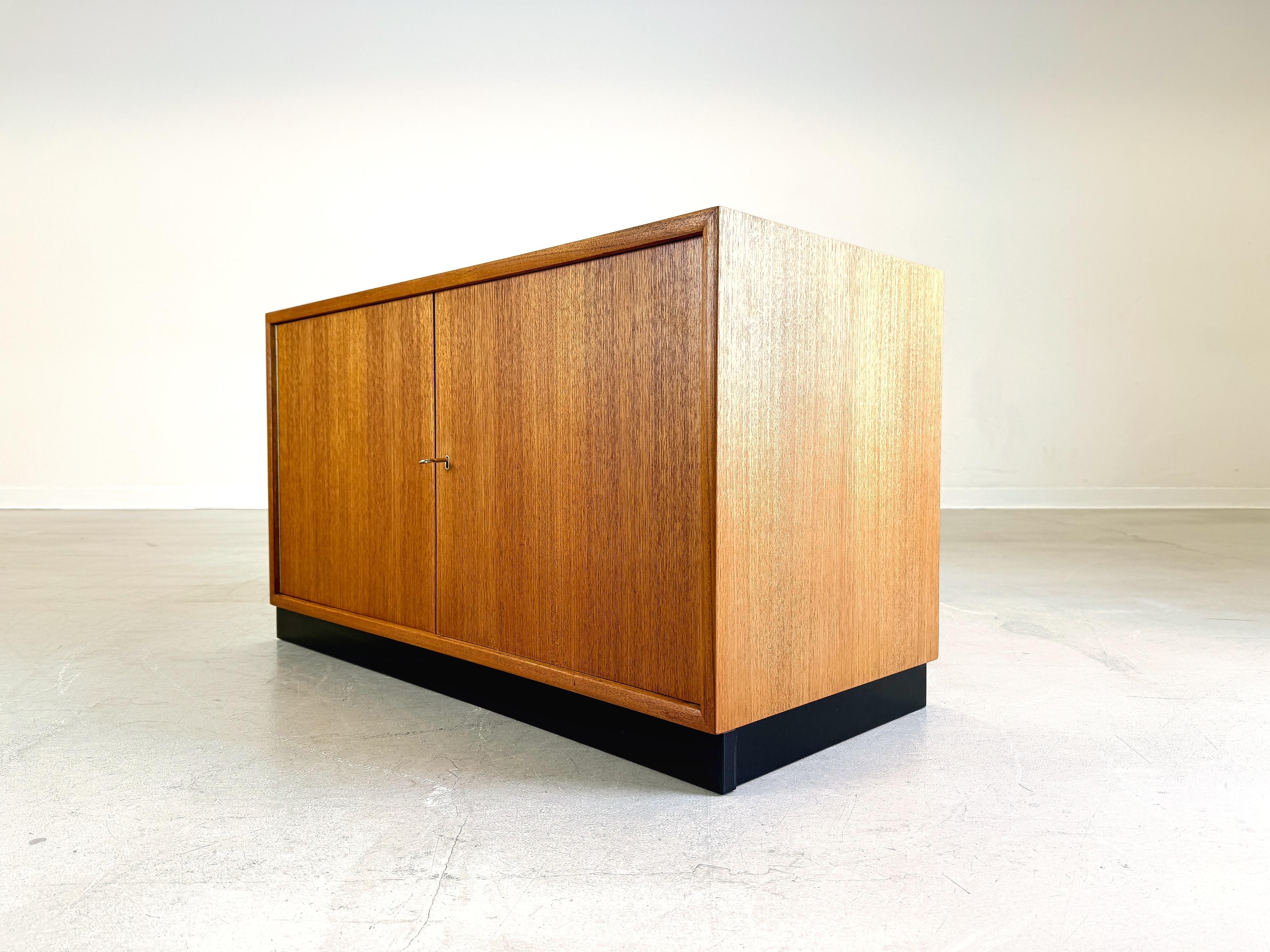 Mid Century WK furniture teca cómoda aparador mueble vintage mediados del siglo XX en venta