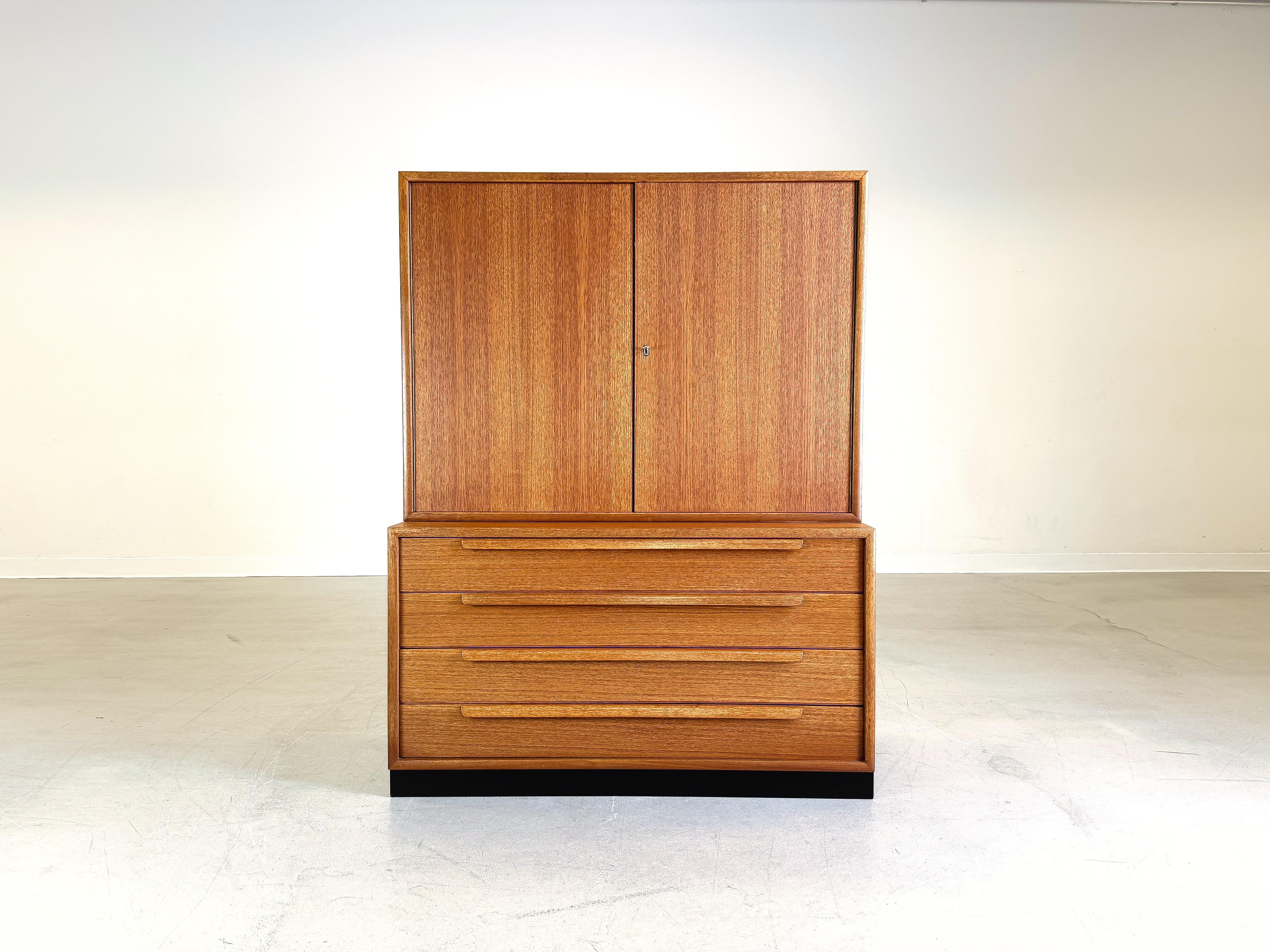 Wir bieten ein schönes Teakholz Bücherregal oder Wohnzimmerschrank von WK Möbel zum Verkauf an. Die Module kommen aus einer Schrankwand, wurden von unserem Team professionell aufbereitet und können einfach übereinander gestellt werden. Die