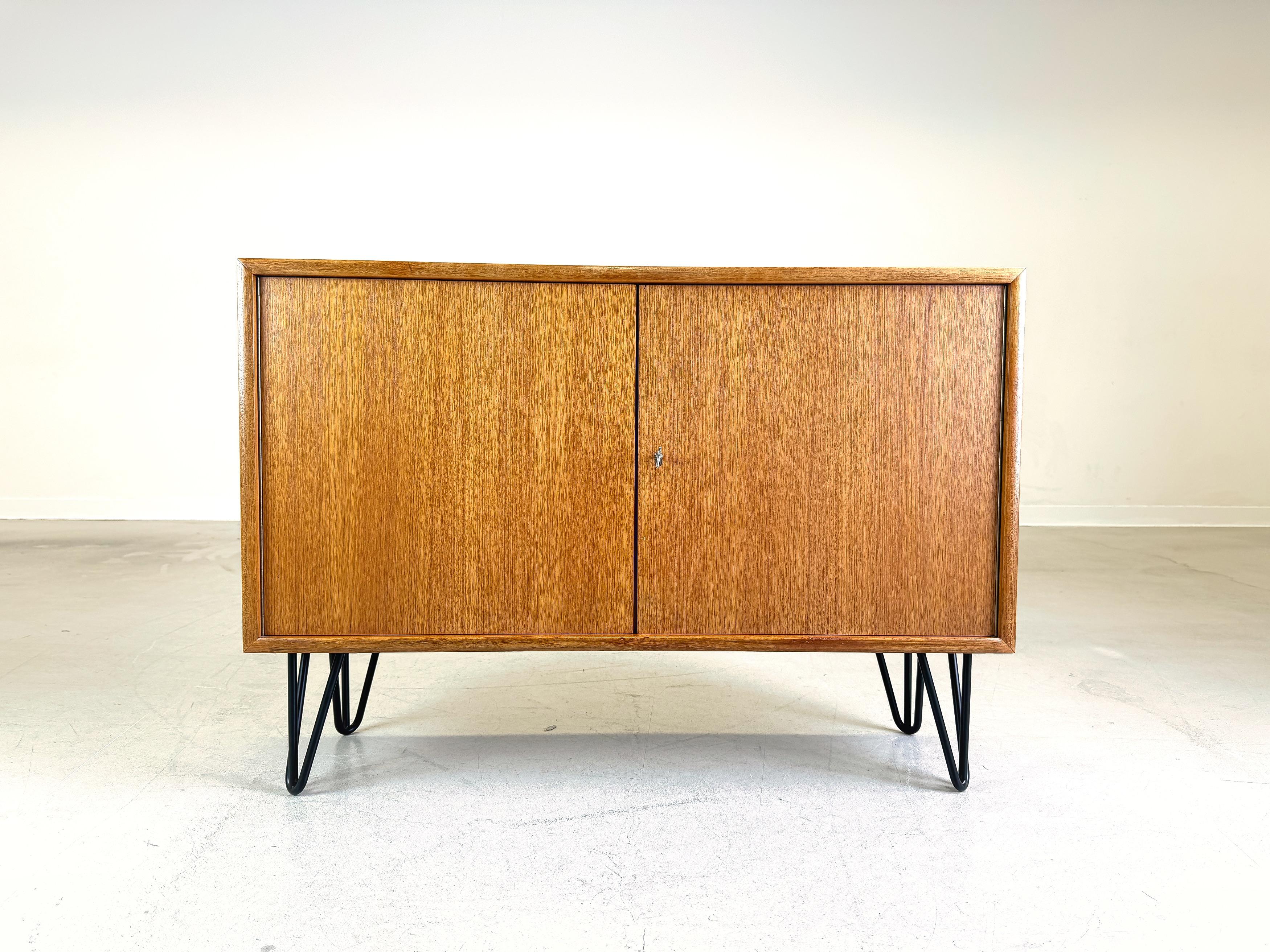 Mid-Century Modern Mid Century WK Möbel Teak Sideboard Schrank Hairpin Vintage