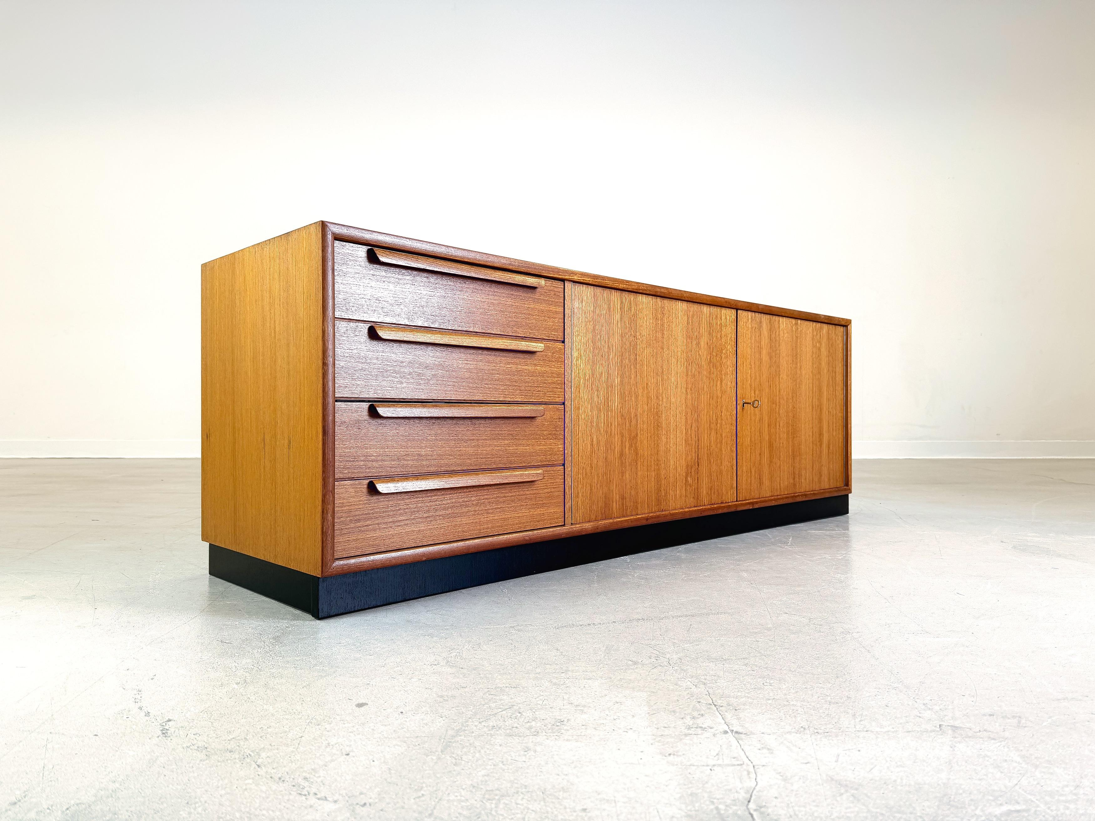 Mettiamo in vendita una bellissima credenza/libreria o mobile da soggiorno in teak di WK Möbel. I moduli provengono da un'unità a muro, sono stati ristrutturati professionalmente dal nostro team e possono essere facilmente posizionati l'uno