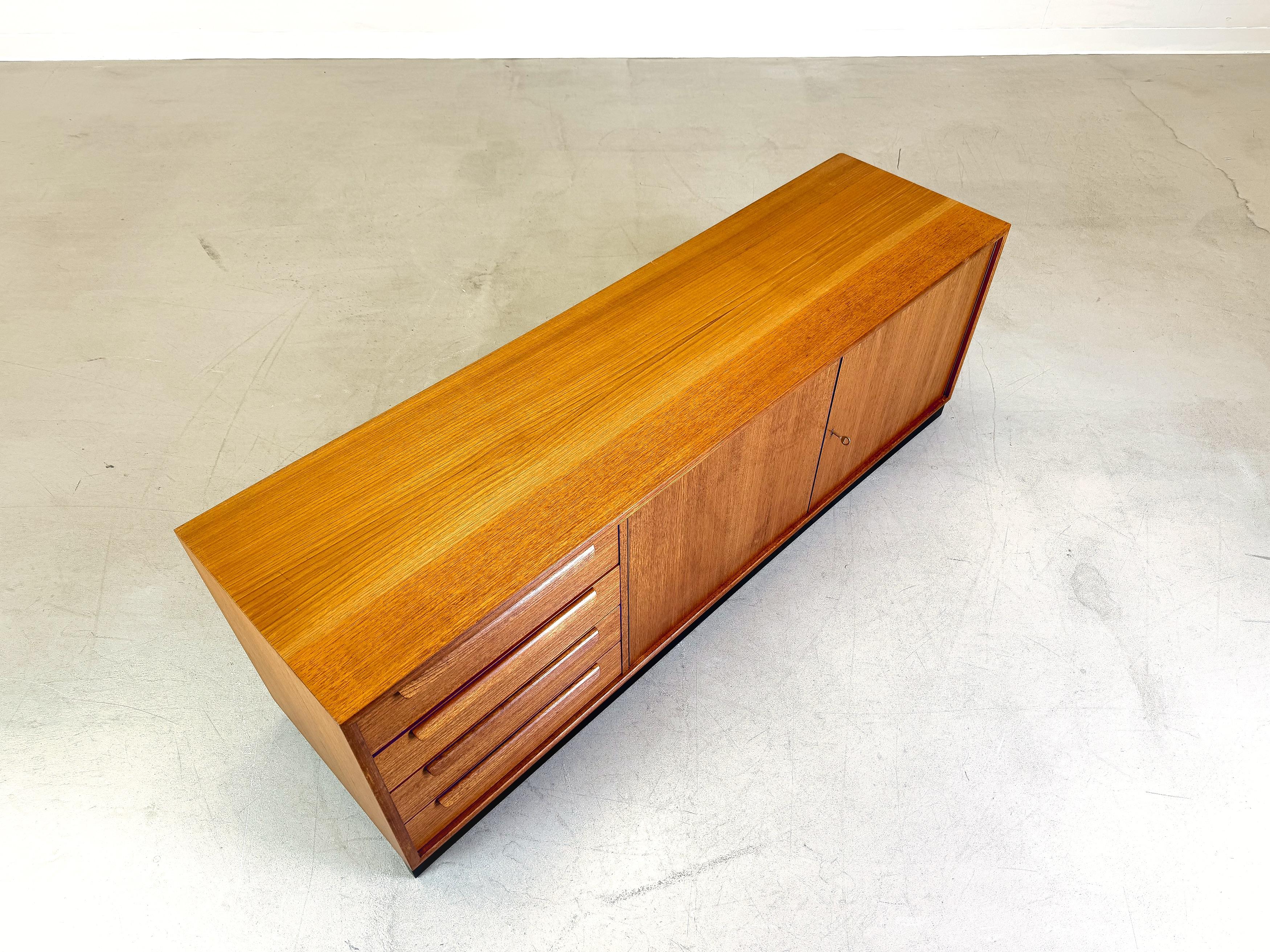Mid-Century moderno Mid Century WK Möbel Credenza in teak Schrank Regal Vintage in vendita