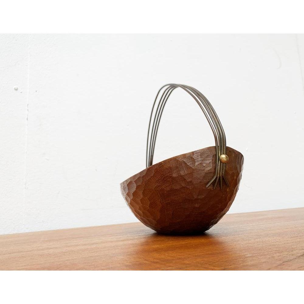 Ciotola in legno e ottone di metà secolo nello stile di Auböck, anni '50 in vendita 4