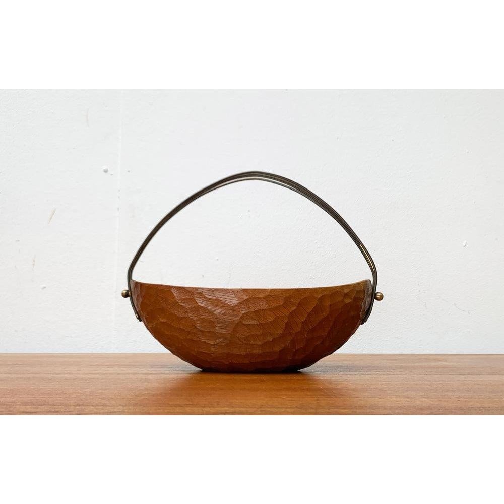 Ciotola in legno e ottone di metà secolo nello stile di Auböck, anni '50, in ottime condizioni. Progettato dal 1950 al 1959.

Informazioni aggiuntive:
Materiali: Metallo, Wood
Stile: Medioevo Moderno
Colore: marrone
Tipo di articolo: Vintage, Antico