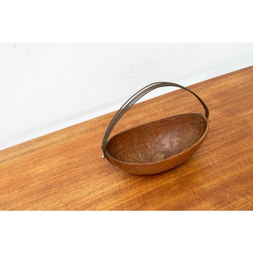 Ciotola in legno e ottone di metà secolo nello stile di Auböck, anni '50 in vendita 2