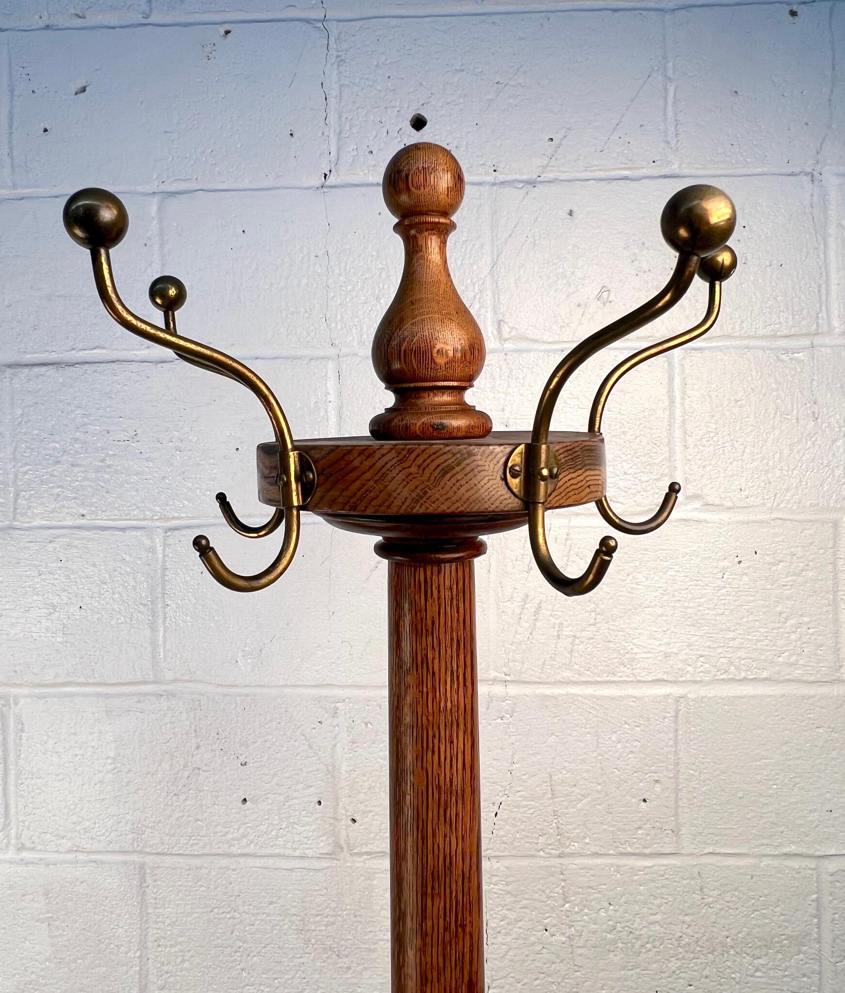 Garderobe aus Holz und Messing aus der Mitte des Jahrhunderts (Moderne der Mitte des Jahrhunderts) im Angebot