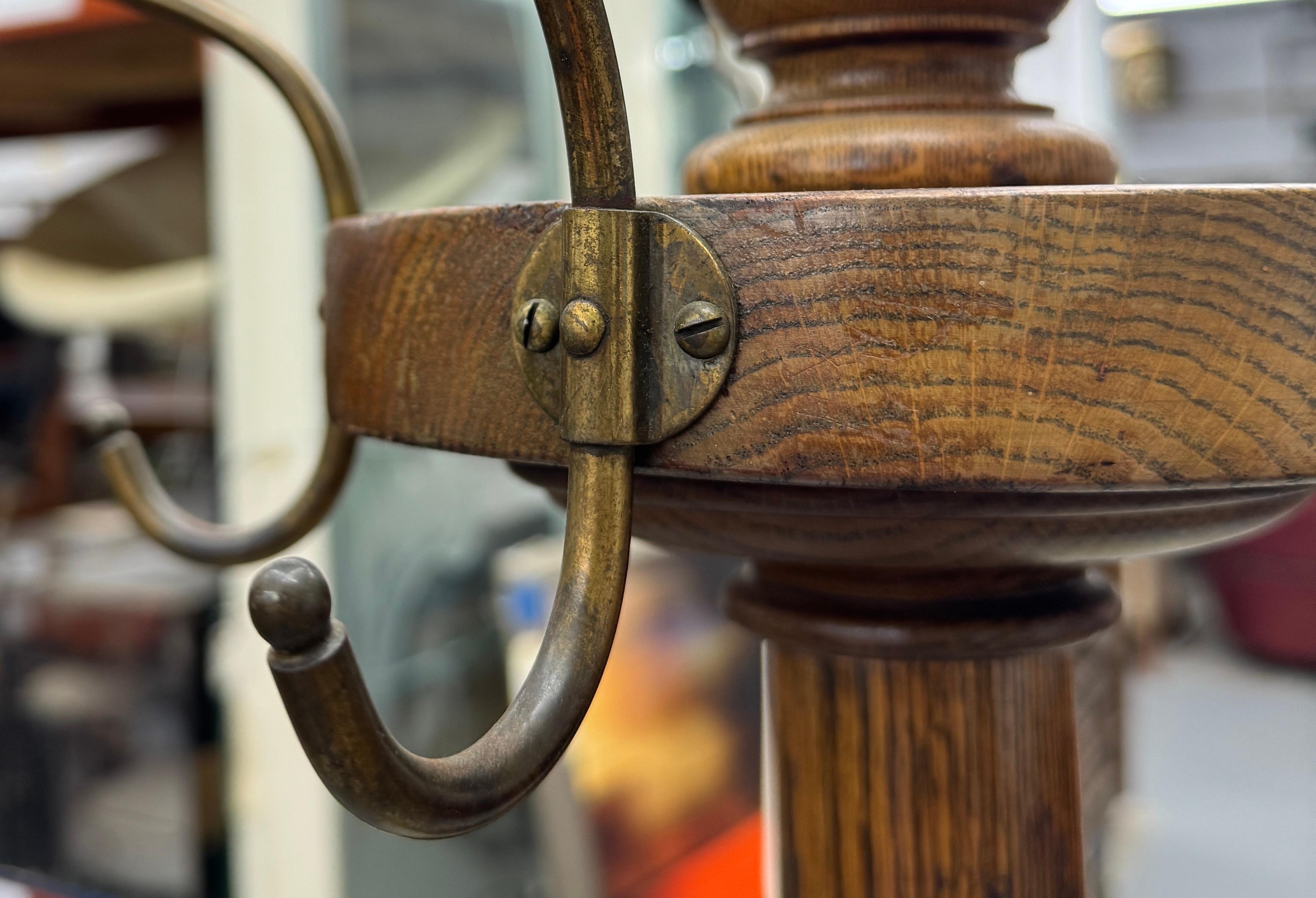 Garderobe aus Holz und Messing aus der Mitte des Jahrhunderts (20. Jahrhundert) im Angebot