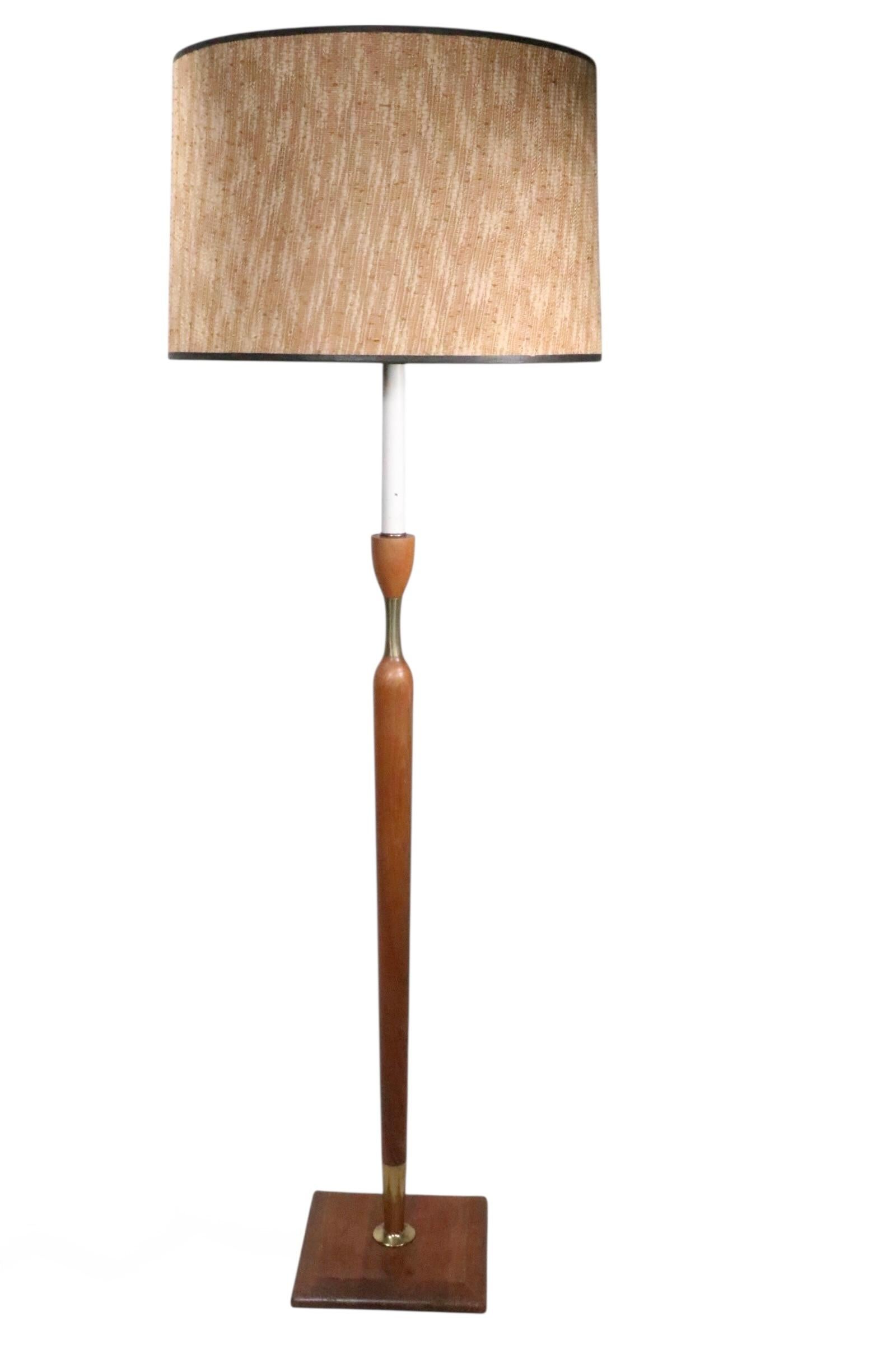 Mid Century Wood and Brass Floor Lamp c. 1950/60's en venta 3