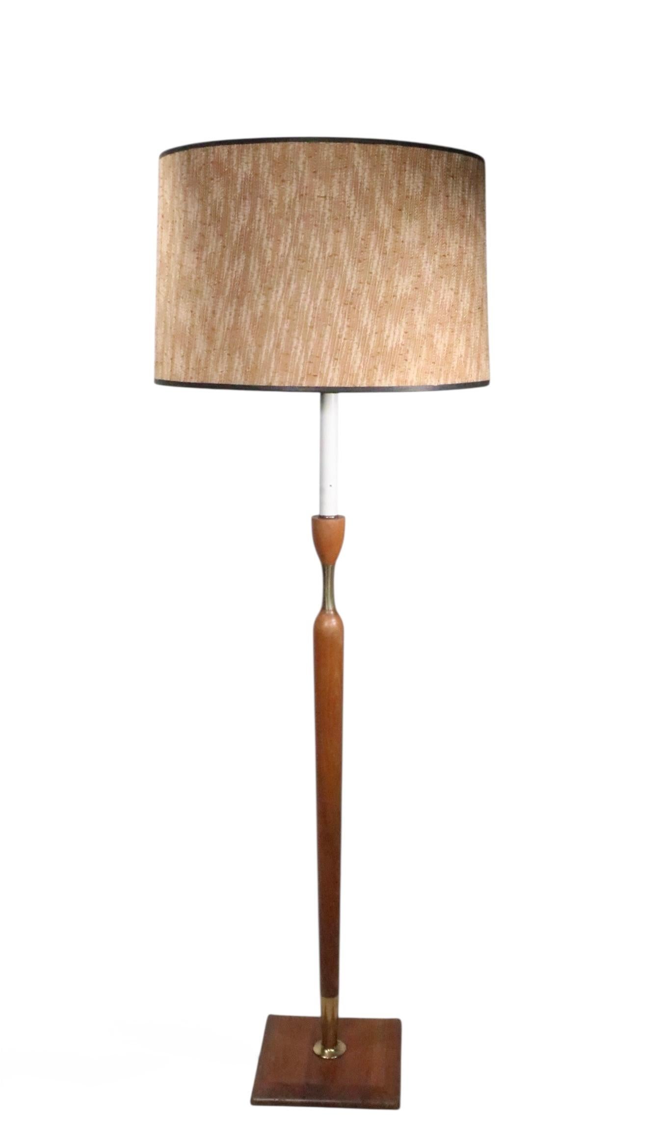 Mid Century Wood and Brass Floor Lamp c. 1950/60's en venta 4