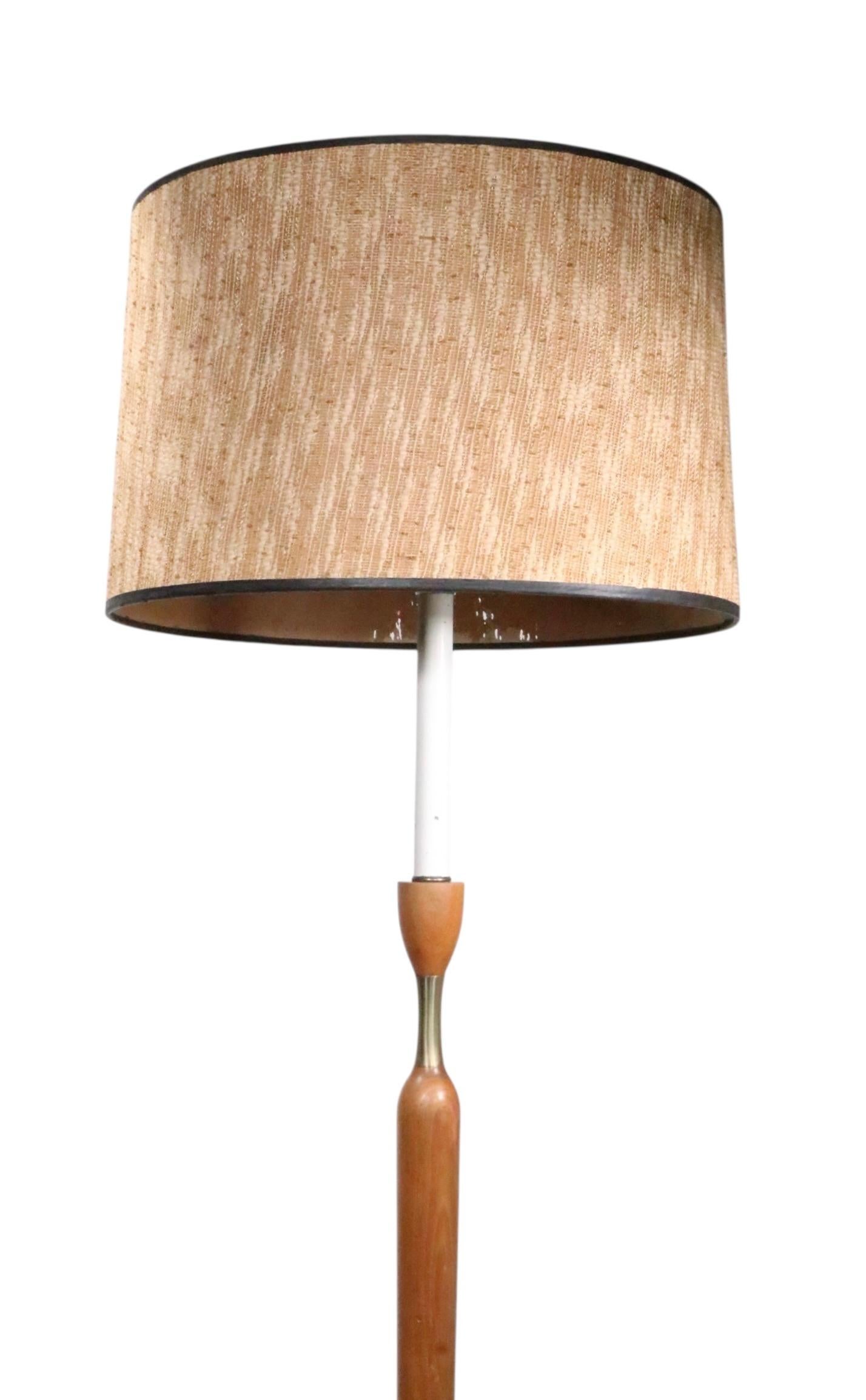 Mid Century Wood and Brass Floor Lamp c. 1950/60's en venta 5