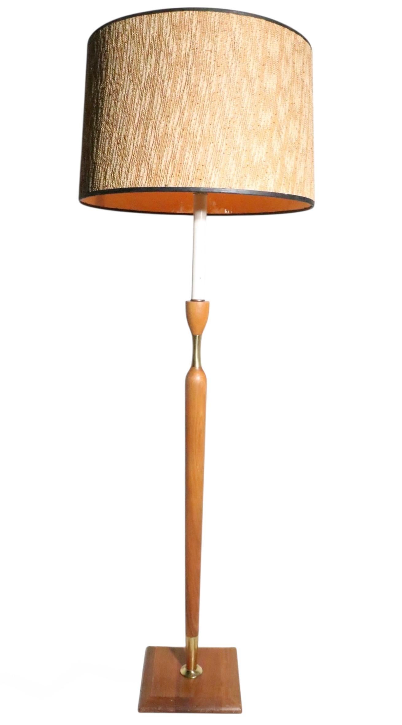 Mid Century Wood and Brass Floor Lamp c. 1950/60's en venta 6