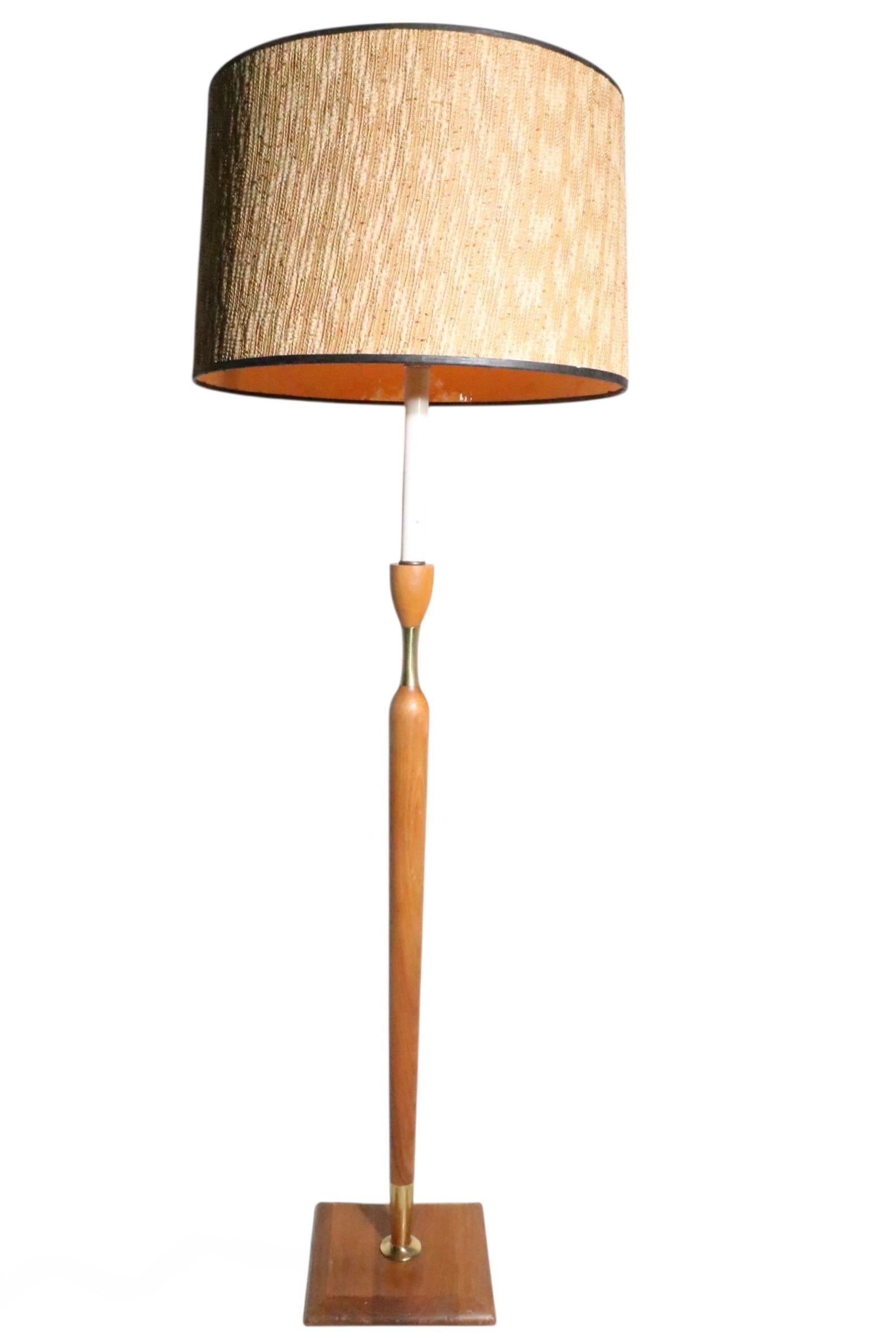 Mid Century Wood and Brass Floor Lamp c. 1950/60's en venta 7