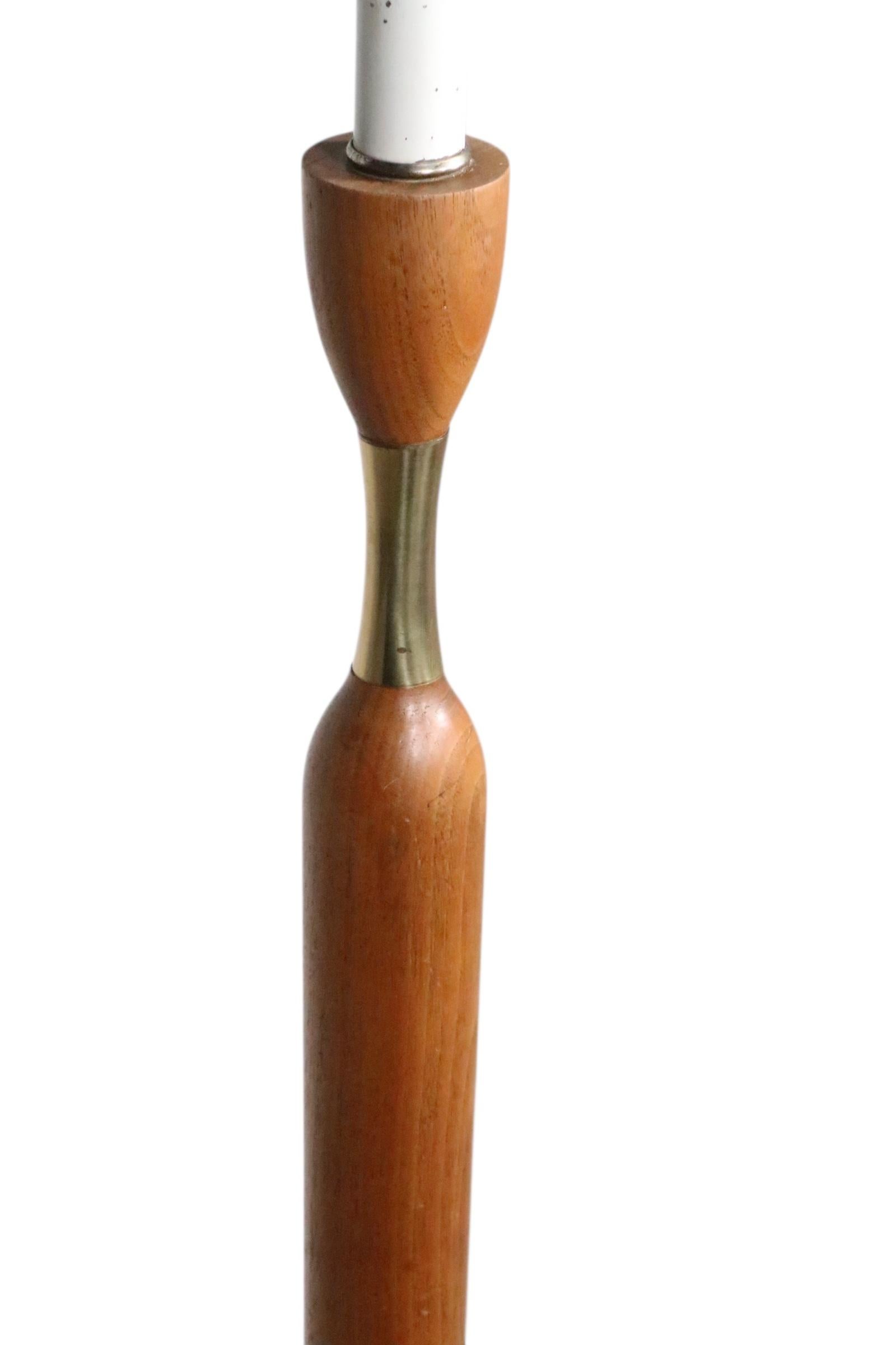Mid Century Wood and Brass Floor Lamp c. 1950/60's Moderno de mediados de siglo en venta