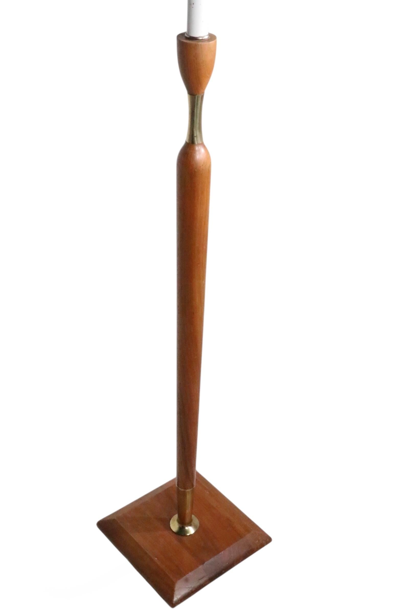 Mid Century Wood and Brass Floor Lamp c. 1950/60's Estadounidense en venta