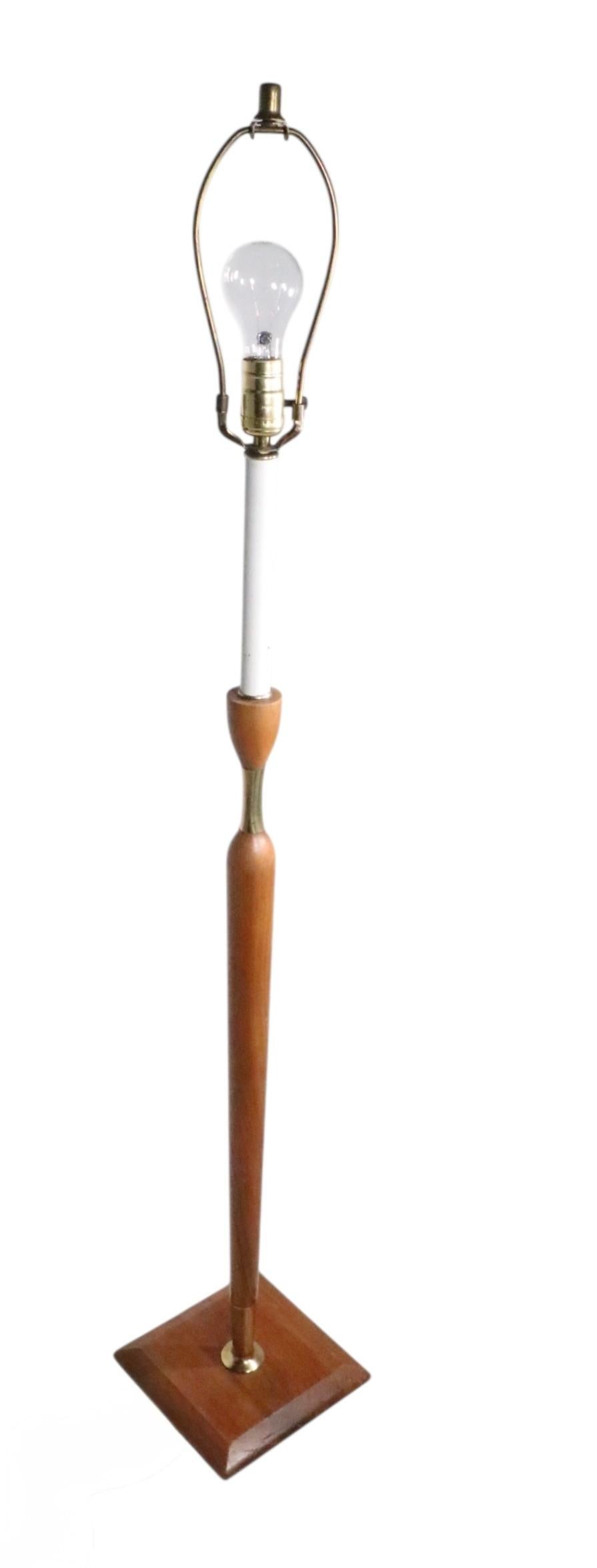 Mid Century Wood and Brass Floor Lamp c. 1950/60's en Bueno estado para la venta en New York, NY