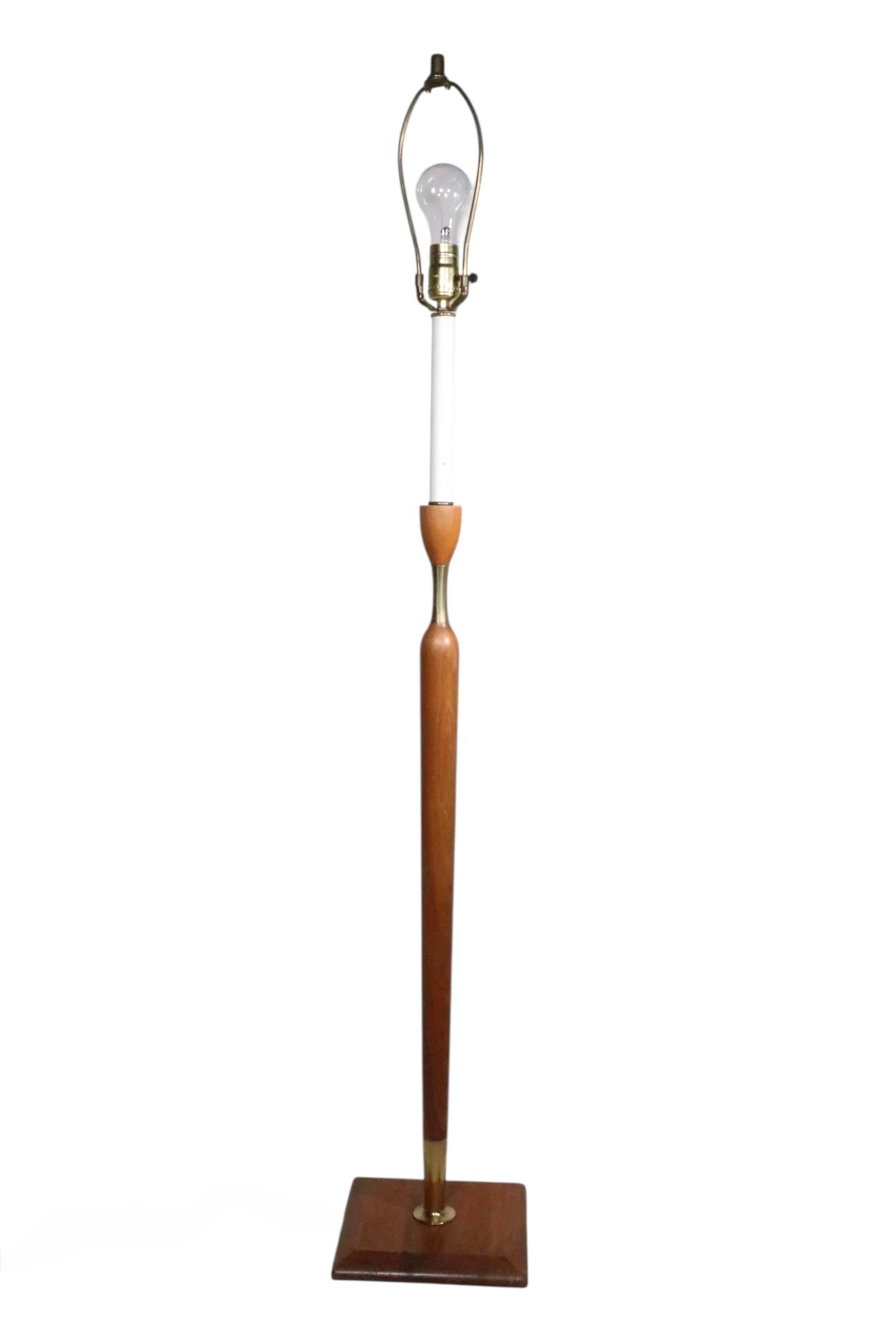 Mid Century Wood and Brass Floor Lamp c. 1950/60's Latón en venta