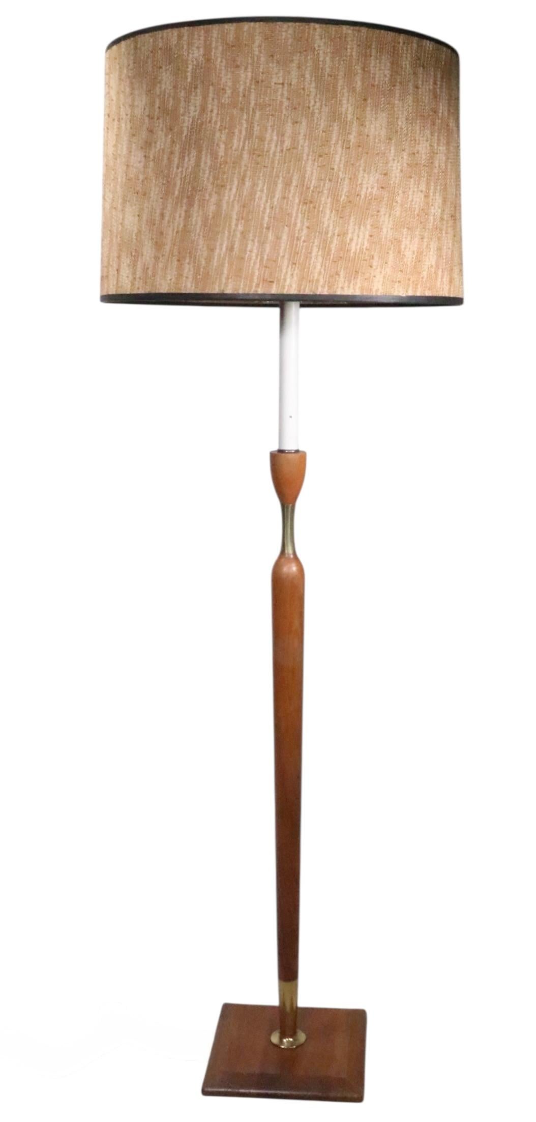 Mid Century Wood and Brass Floor Lamp c. 1950/60's en venta 1