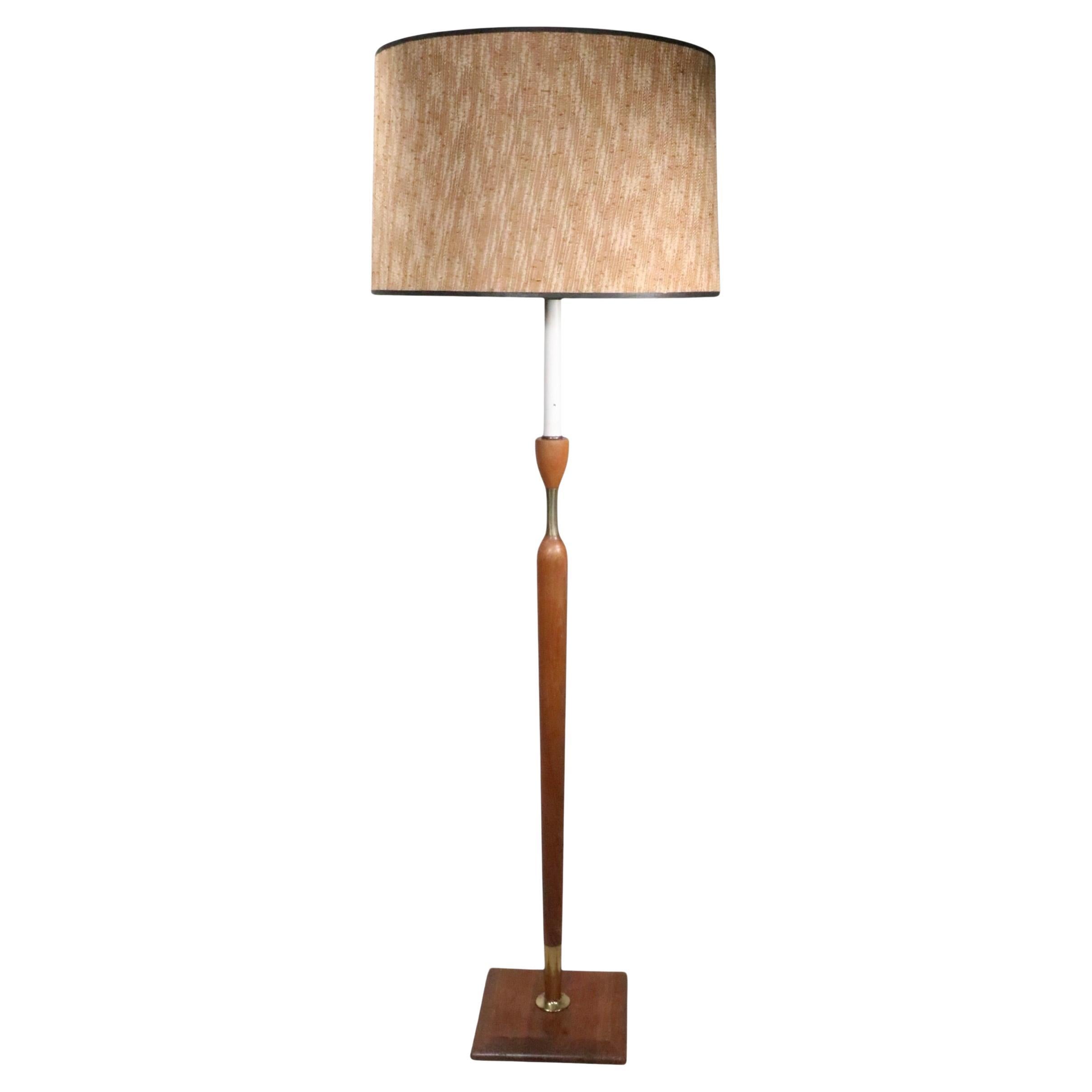 Mid Century Wood and Brass Floor Lamp c. 1950/60's en venta