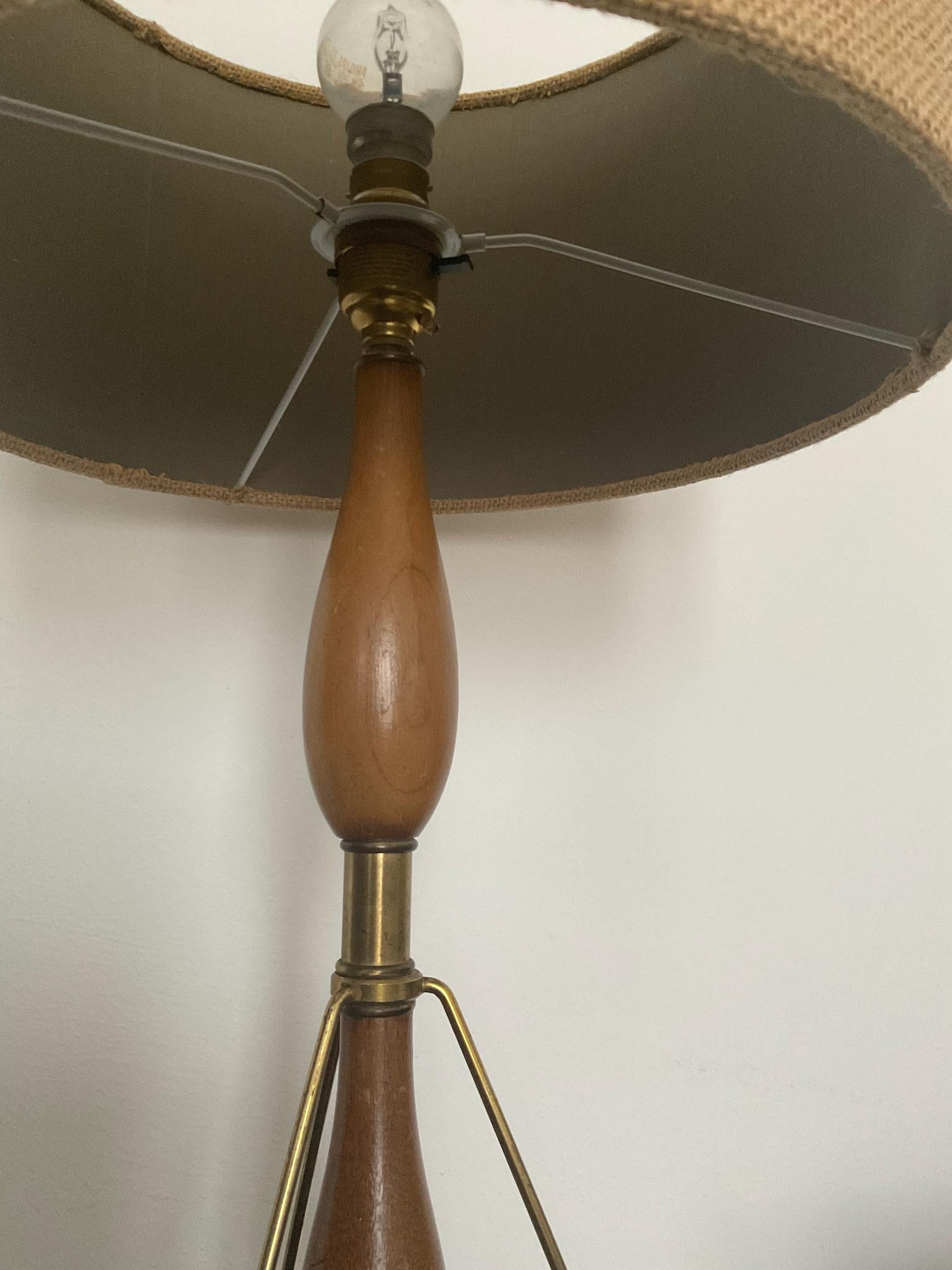 Midcentury Wood and Brass Tripod Lamp, European In Good Condition In London, GB