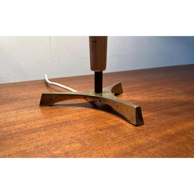 Lámpara de sobremesa trípode de madera y latón de mediados de siglo, años 60 en venta 5