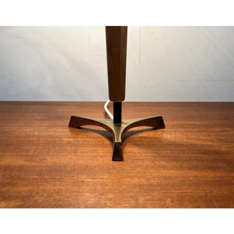 Lámpara de sobremesa trípode de madera y latón de mediados de siglo, años 60 Moderno de mediados de siglo en venta