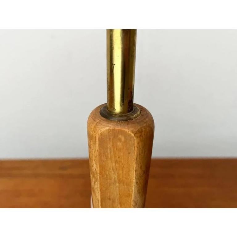 Lámpara de sobremesa trípode de madera y latón de mediados de siglo, años 60 Metal en venta