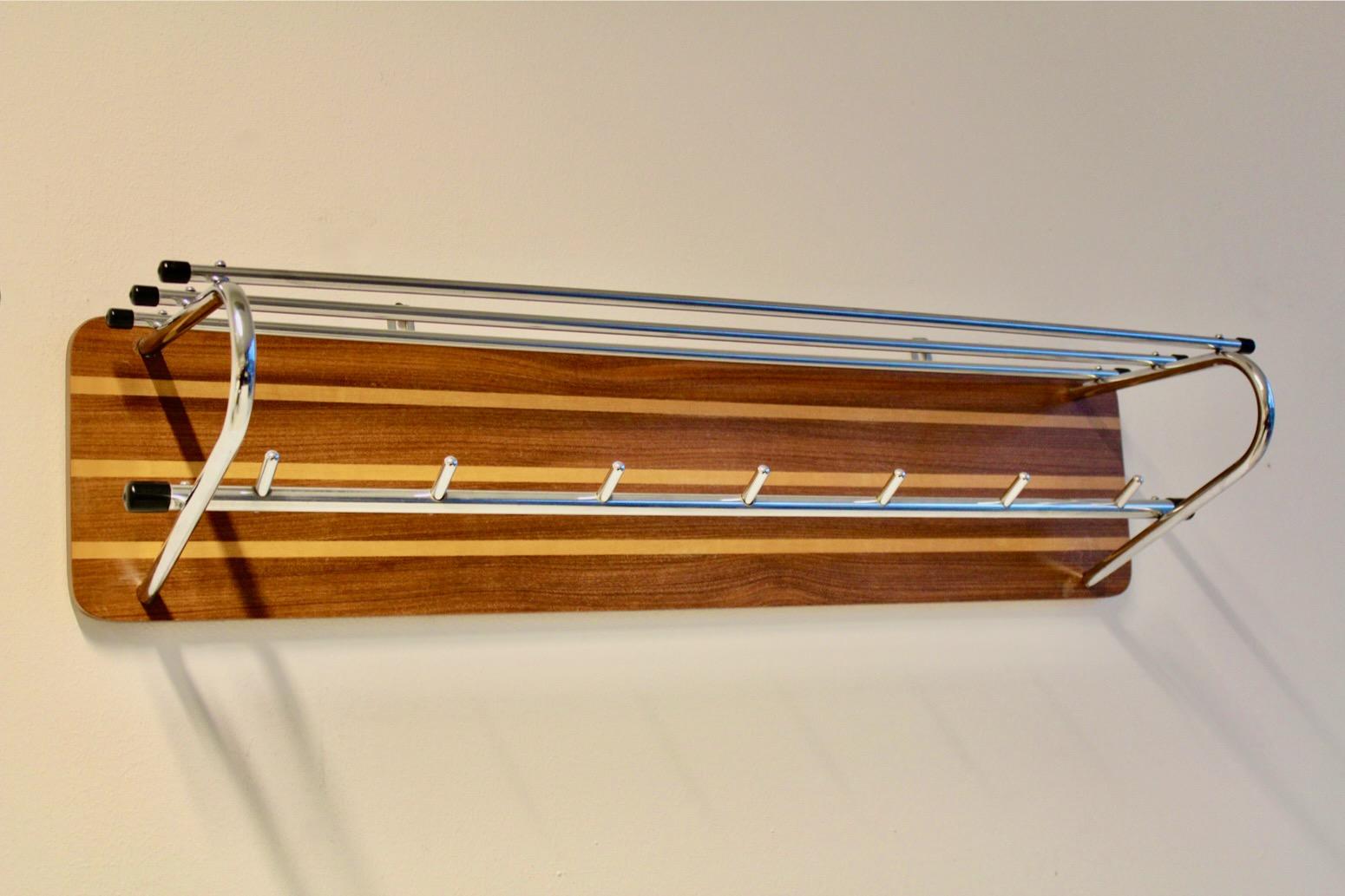 Merveilleux porte-manteau mural hollandais en bois et acier chromé fabriqué dans les années 60. Il y a pas mal de place pour les Coates, les châles et les chapeaux. Le porte-manteau est en très bon état pour son âge et en grande qualité solide et