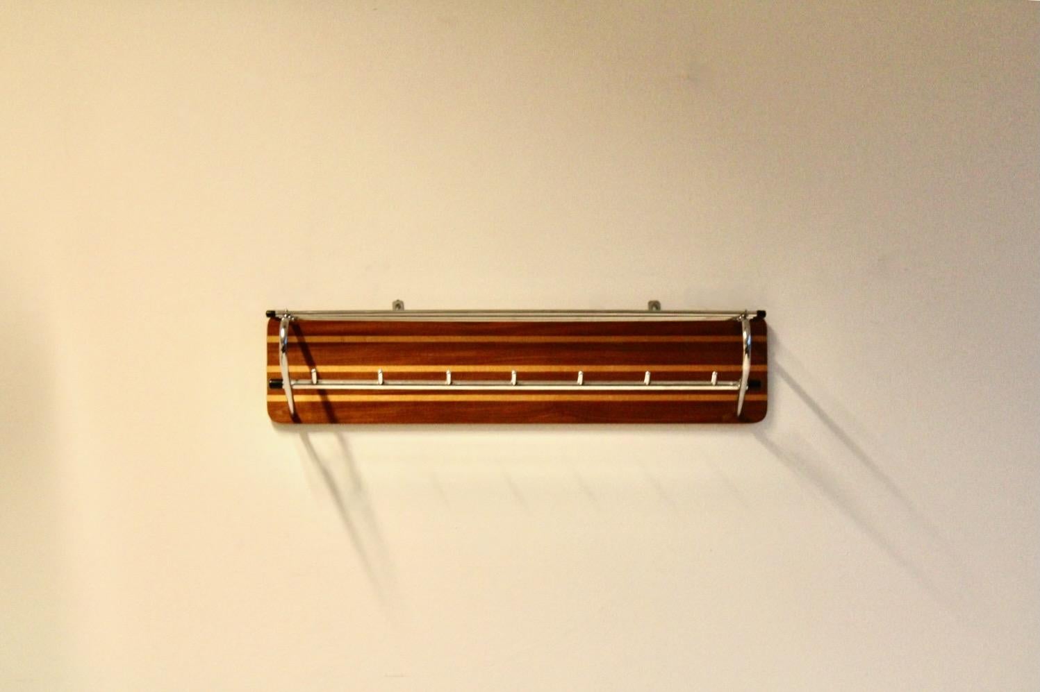 Mid-Century Modern Porte-manteau mural hollandais mi-siècle en bois et chrome en vente