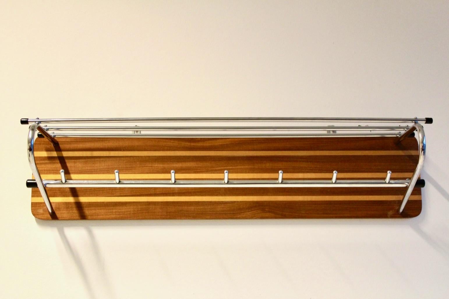 N�éerlandais Porte-manteau mural hollandais mi-siècle en bois et chrome en vente