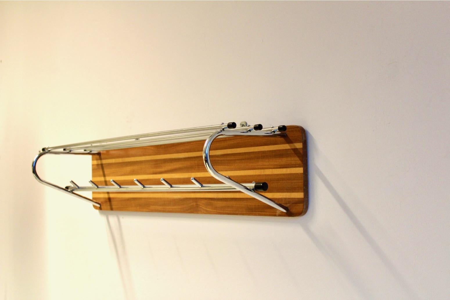 Porte-manteau mural hollandais mi-siècle en bois et chrome Bon état - En vente à Voorburg, NL