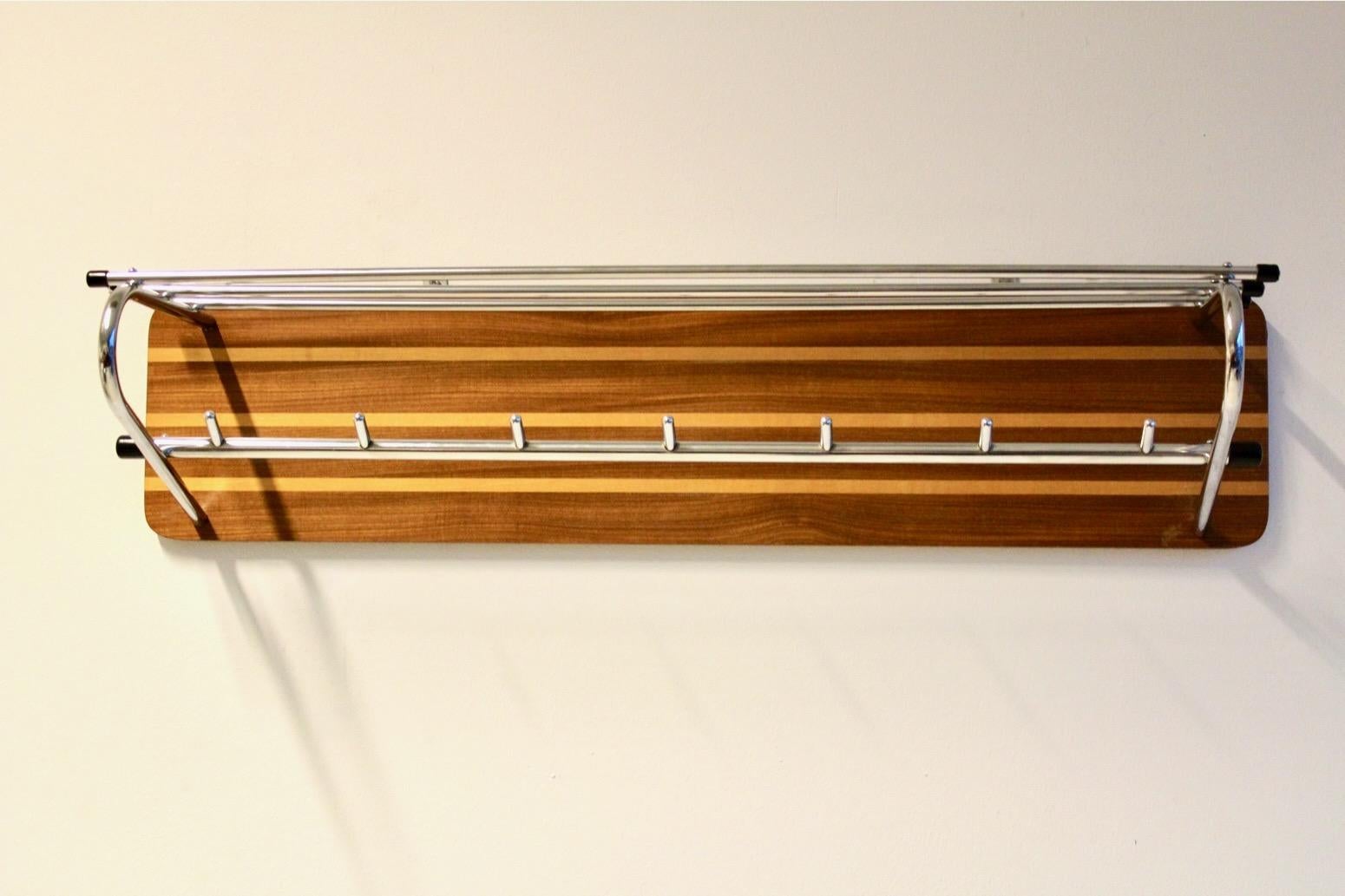 20ième siècle Porte-manteau mural hollandais mi-siècle en bois et chrome en vente