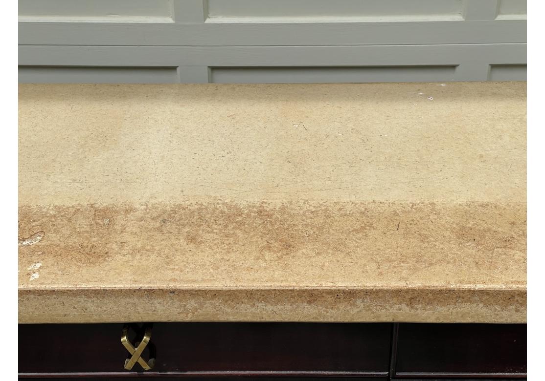 Ein Sideboard aus ebonisiertem Holz mit Korkplatte, entworfen von Paul Frankl für Johnson Furniture und vertrieben von John Stuart. Der Schrank mit abgeschrägten Ecken hat drei obere Schubladen, die von Schranktüren flankiert werden, die