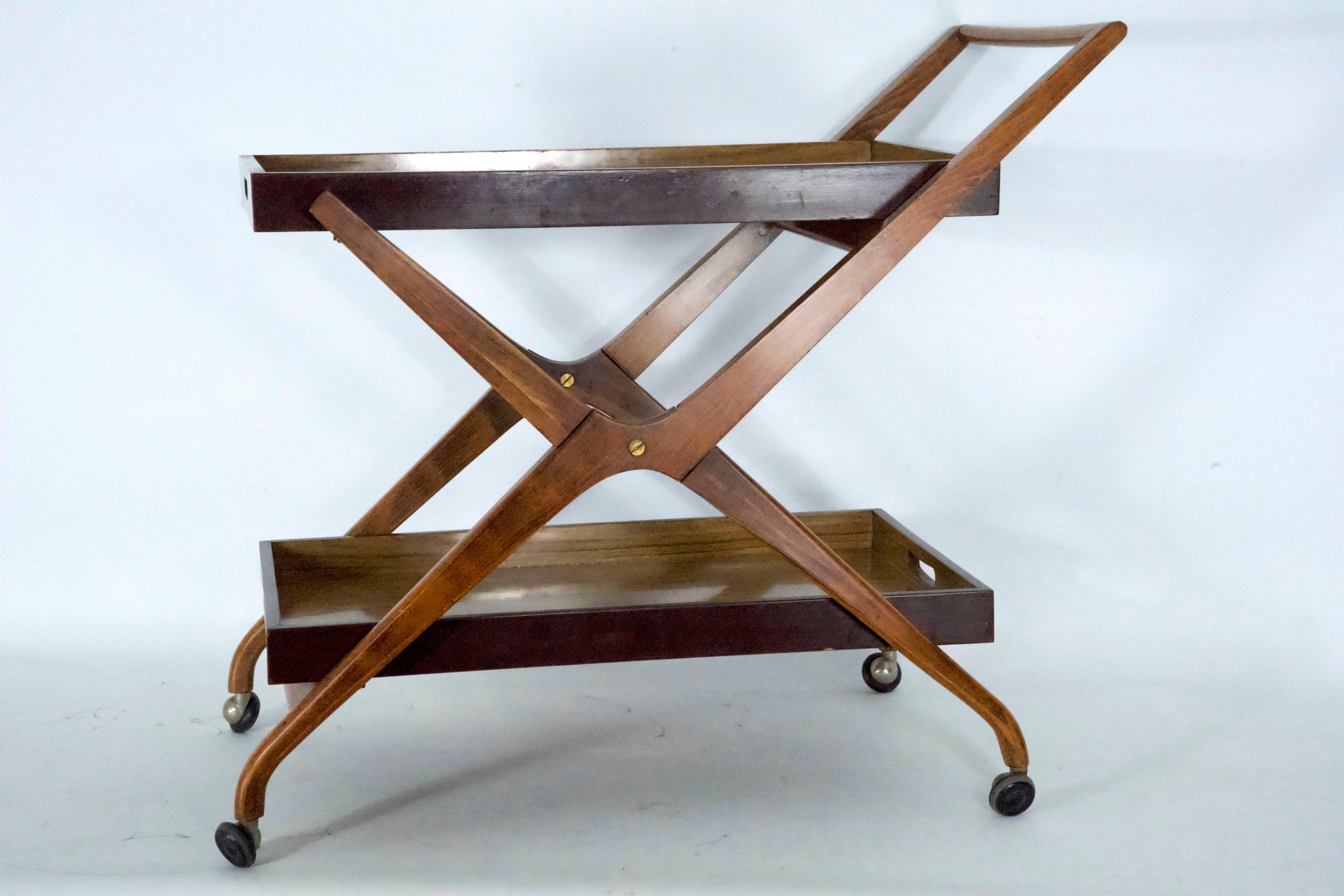Ce chariot de service en bois et formica, produit en Italie dans les années 1950, est en très bon état vintage. Il présente des signes normaux d'âge et d'utilisation, conformes à son époque
