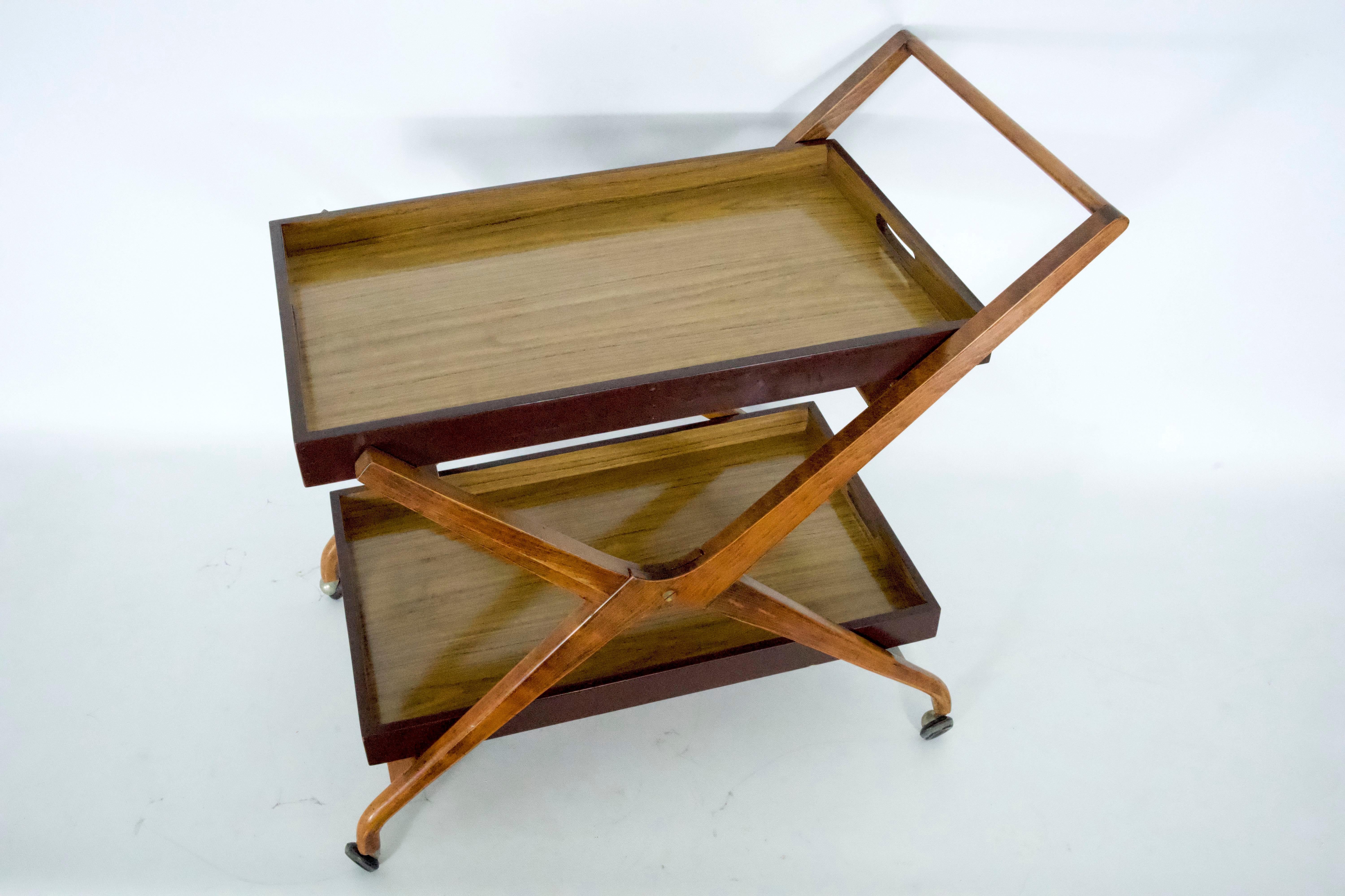 Chariot de bar du milieu du siècle en bois et formica à la manière d'Angelo Ostuni, Italie 1950 en vente 1