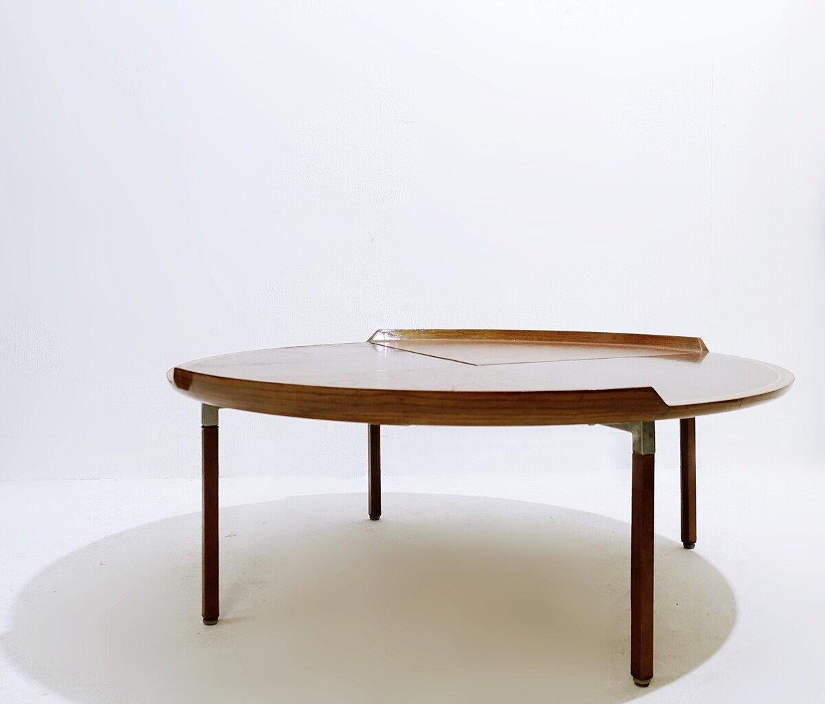 Couchtisch aus Holz und Leder aus der Mitte des Jahrhunderts – ca. 1960er Jahre (Metall) im Angebot