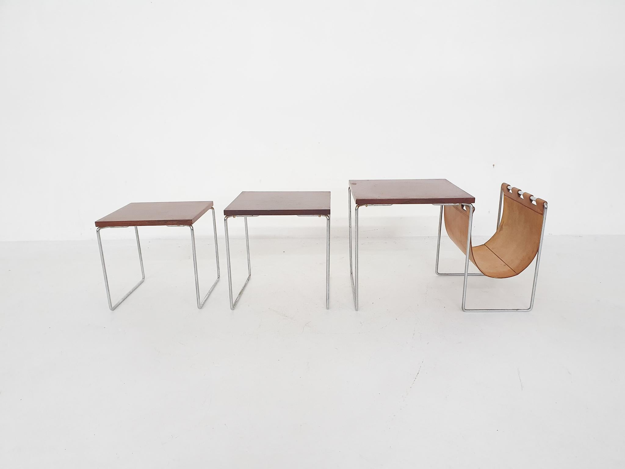 Set of three wood veneer and metal nesting tables. The large one has a cognac saddle leather magazine rack.
Some traces of use. It looks like the wooden tops have been laquered once
Measures: Large: 56 x 34.5 x 37cm (L x W x H)
Middle: 32.5 x