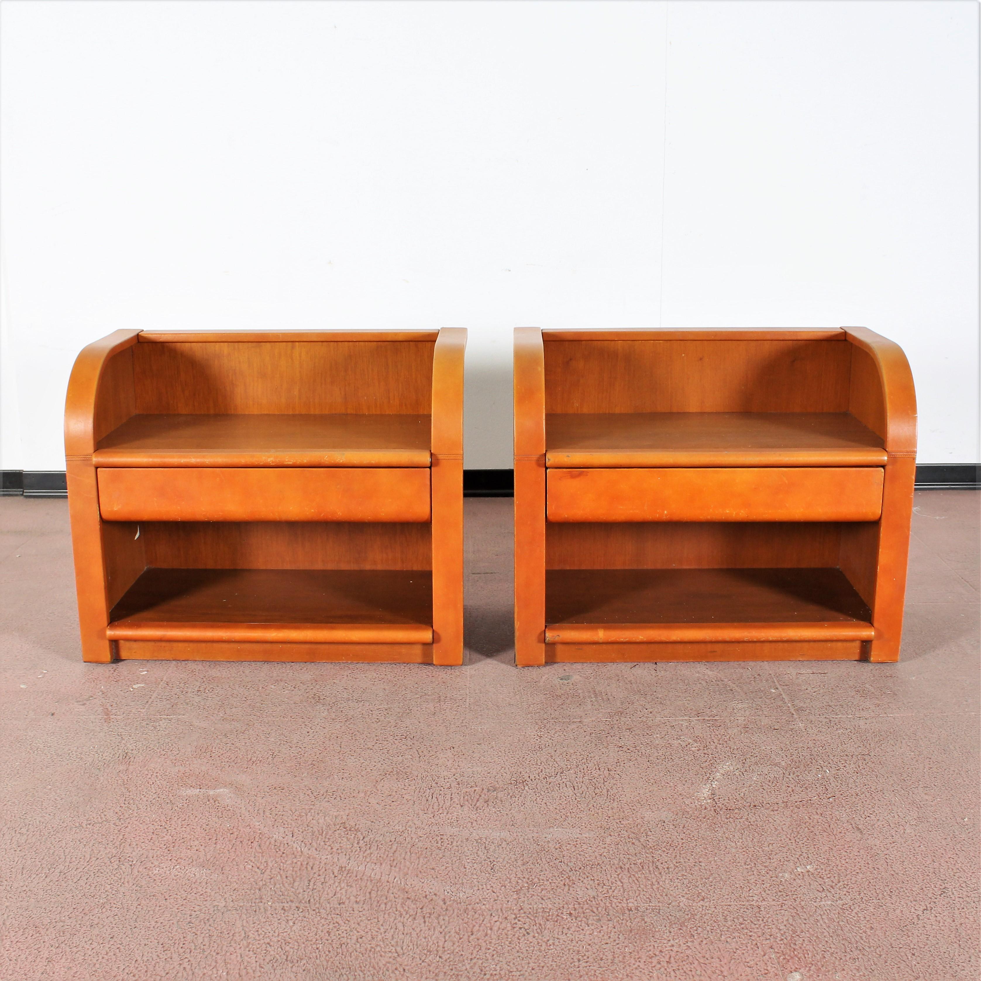 Pair of beautiful nightstands with drawer, in wood with leather upholstery, by Poltrona Frau, Italy, 1960s. Label with the 